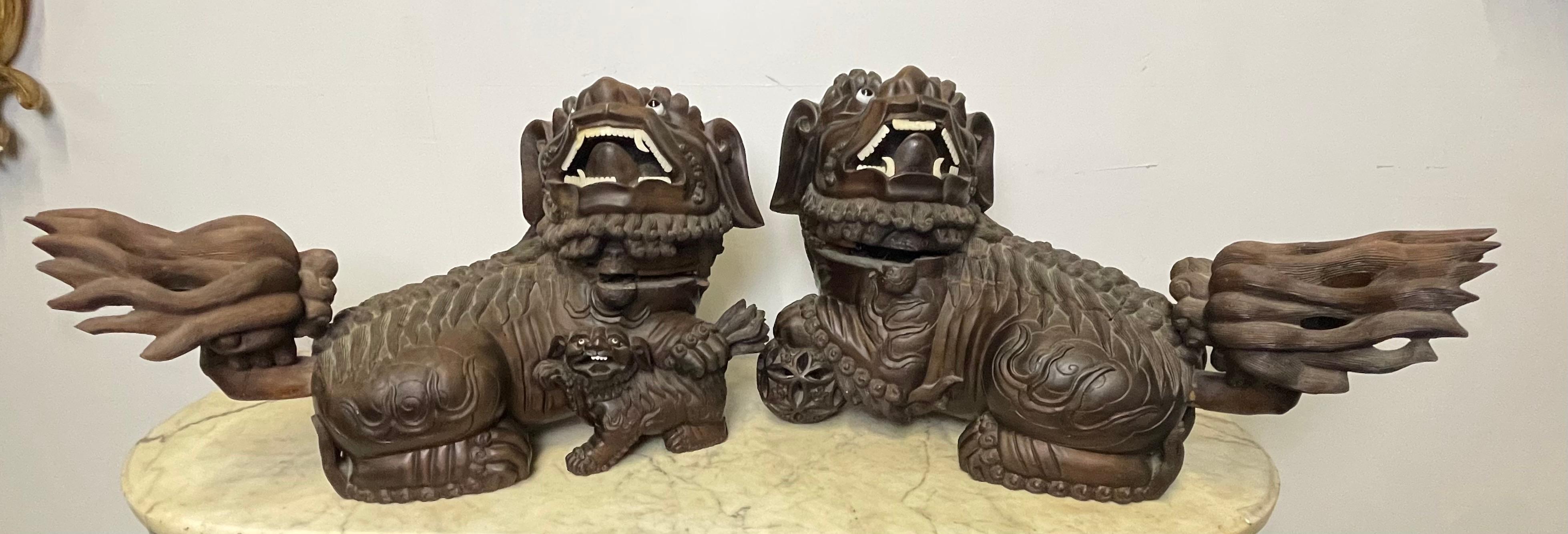 Paar Foo-Hunde aus massivem Teakholz aus dem 18./19. Jahrhundert, Opposing, Bildhauerei im Angebot 8