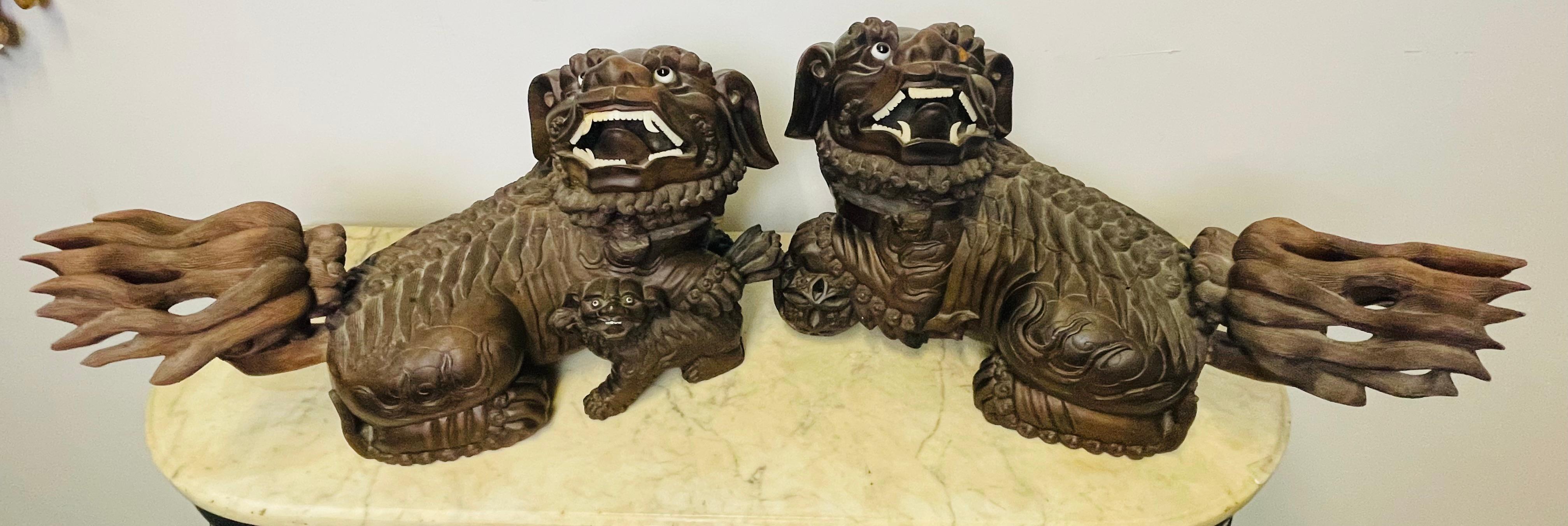 Paar Foo-Hunde aus massivem Teakholz aus dem 18./19. Jahrhundert, Opposing, Bildhauerei im Angebot 9