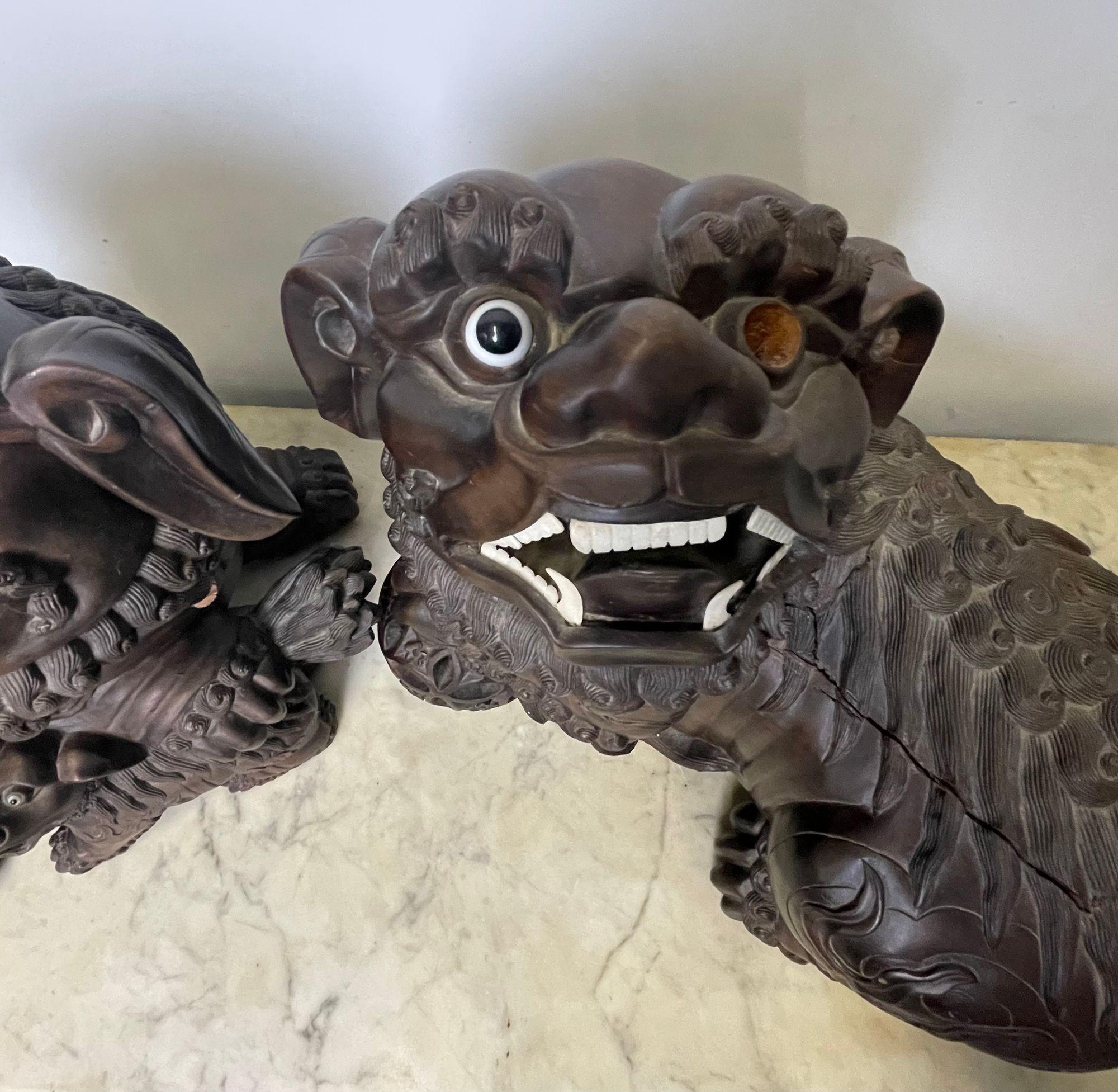 Paar Foo-Hunde aus massivem Teakholz aus dem 18./19. Jahrhundert, Opposing, Bildhauerei (Chinesisch) im Angebot