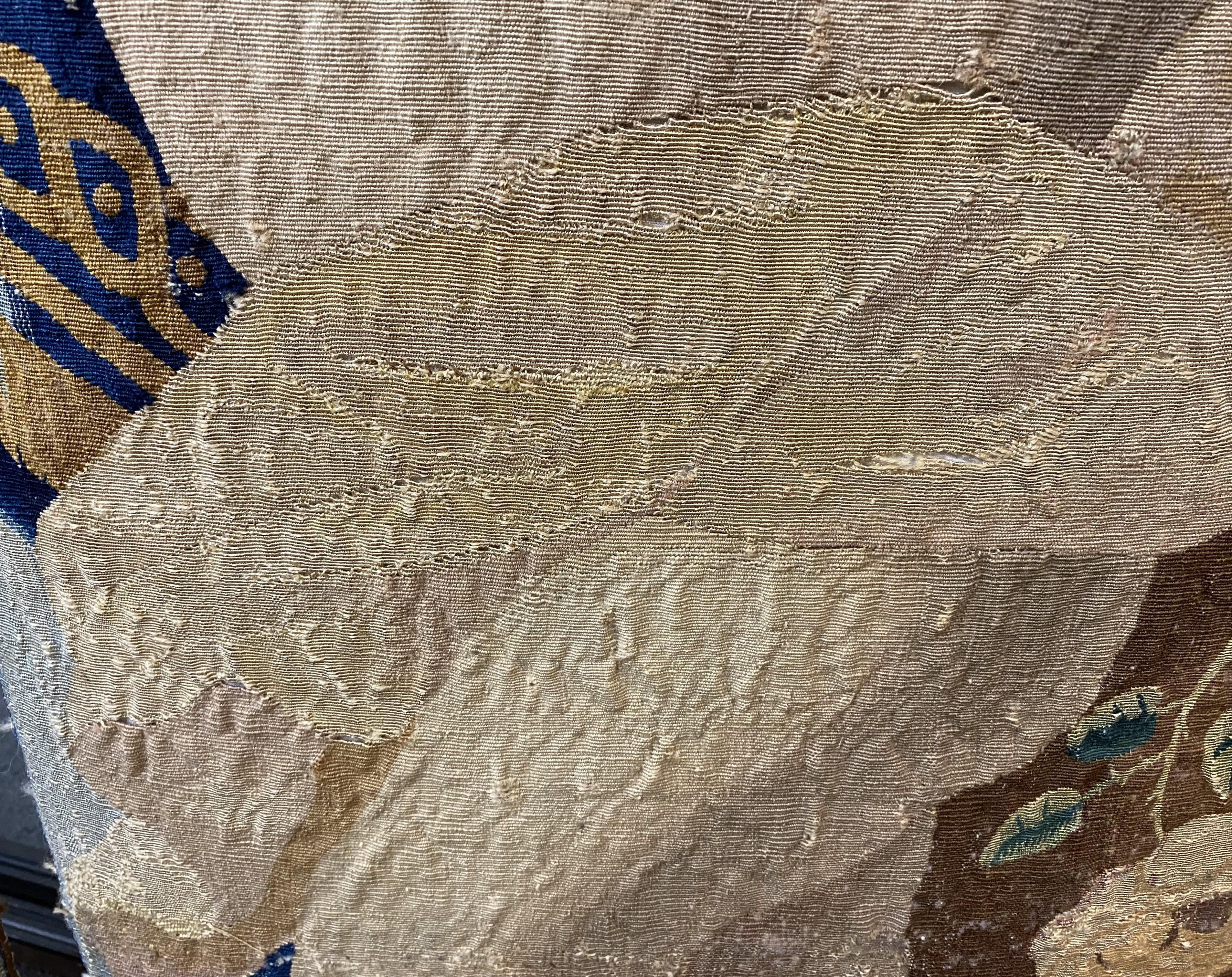 Paire de fragments de tapisserie belge du 18e siècle avec putti ou anges en vente 5