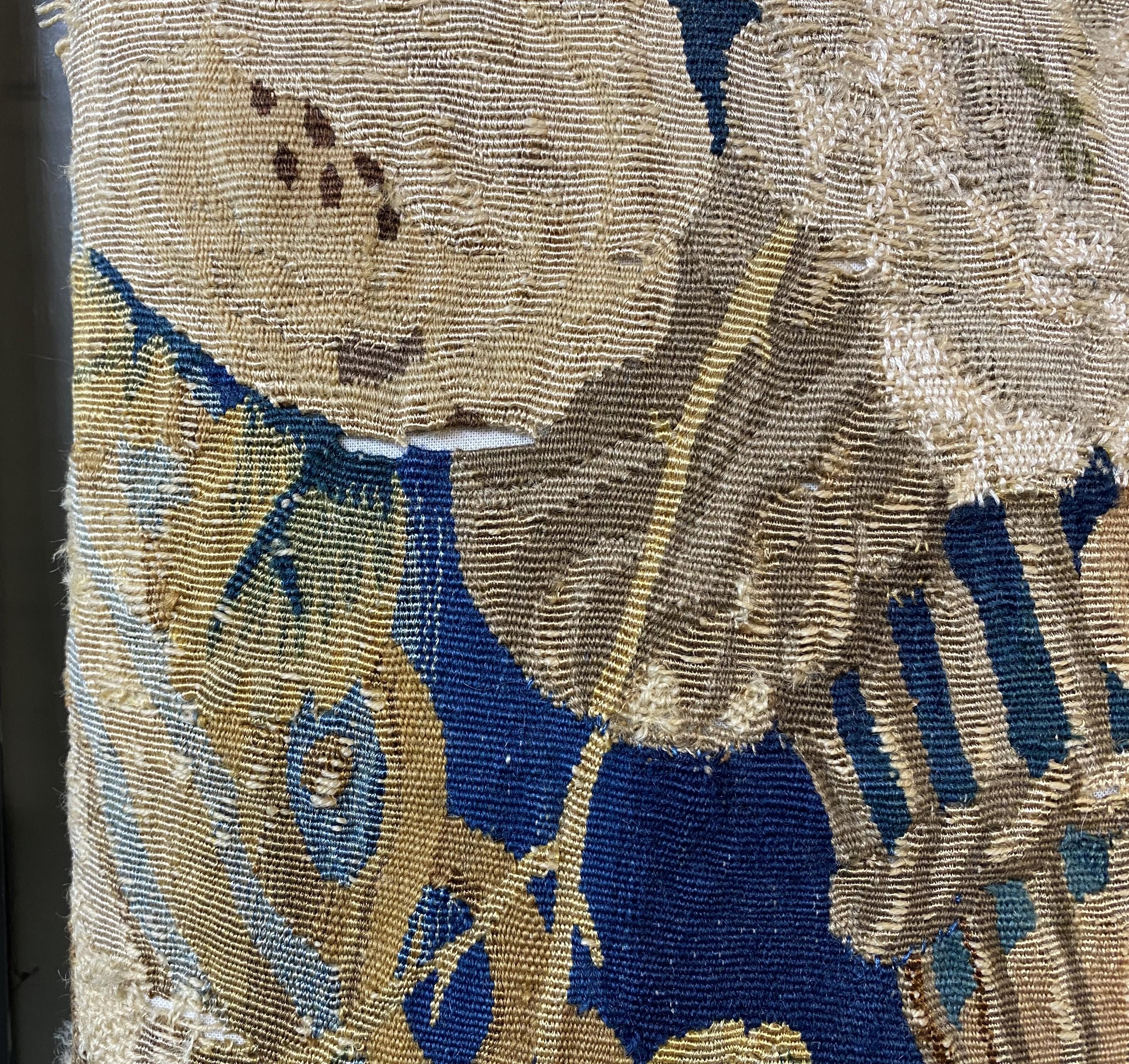Début du XVIIIe siècle Paire de fragments de tapisserie belge du 18e siècle avec putti ou anges en vente