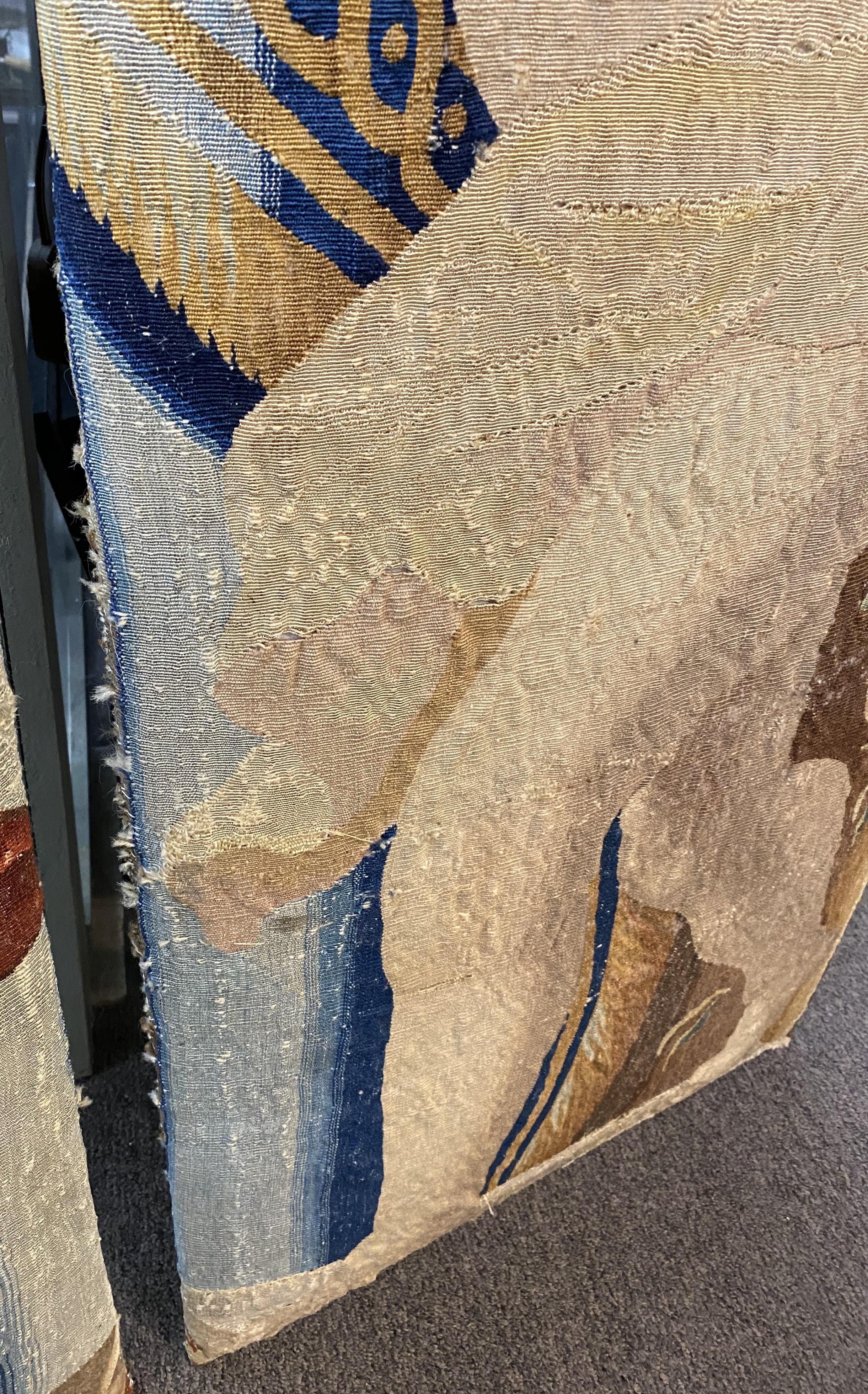 Paire de fragments de tapisserie belge du 18e siècle avec putti ou anges en vente 1