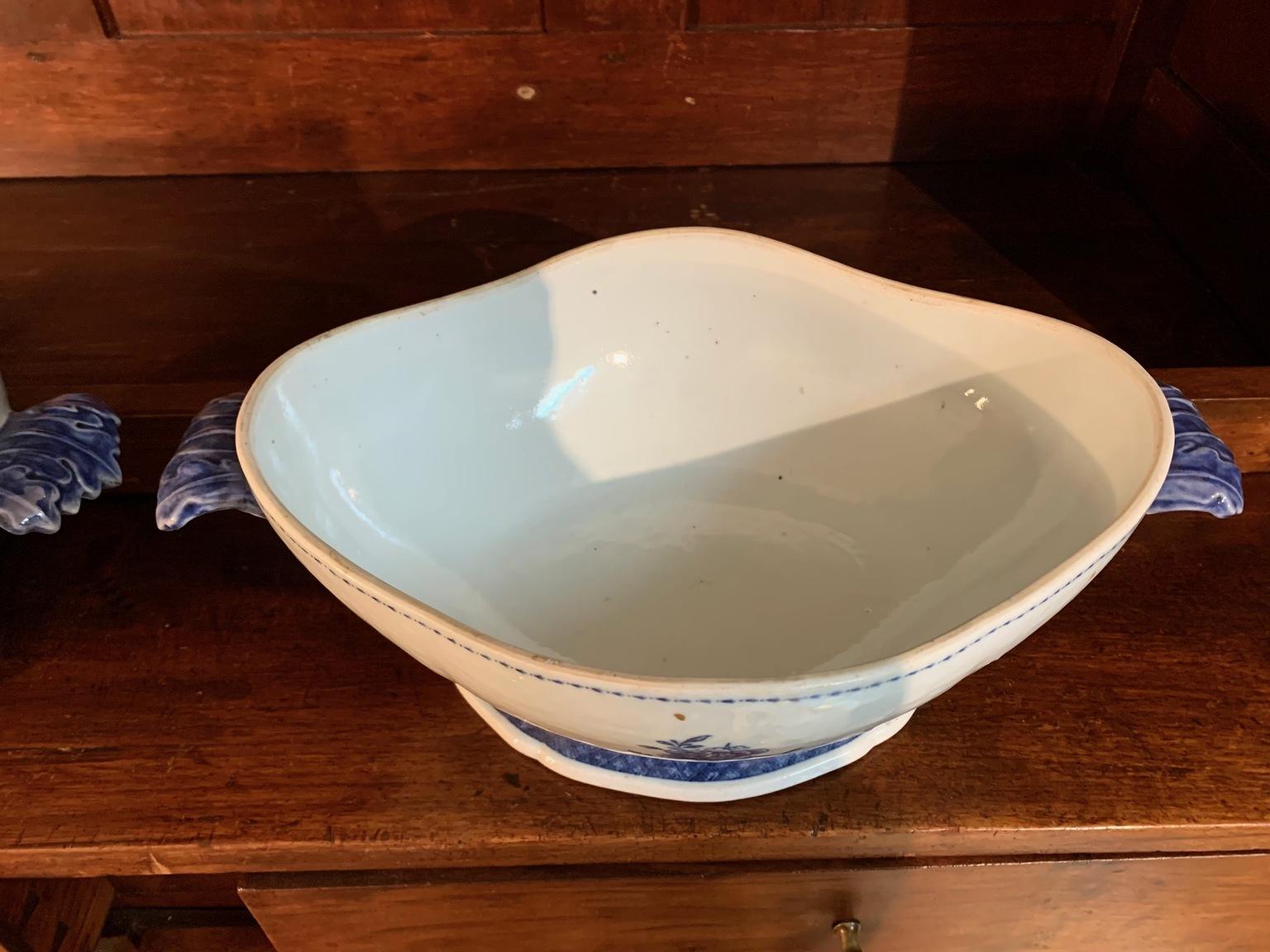 Paire de soupières Qianlong / Jiaqing Blue et Whithe en porcelaine de Chinesse du 18e siècle en vente 2