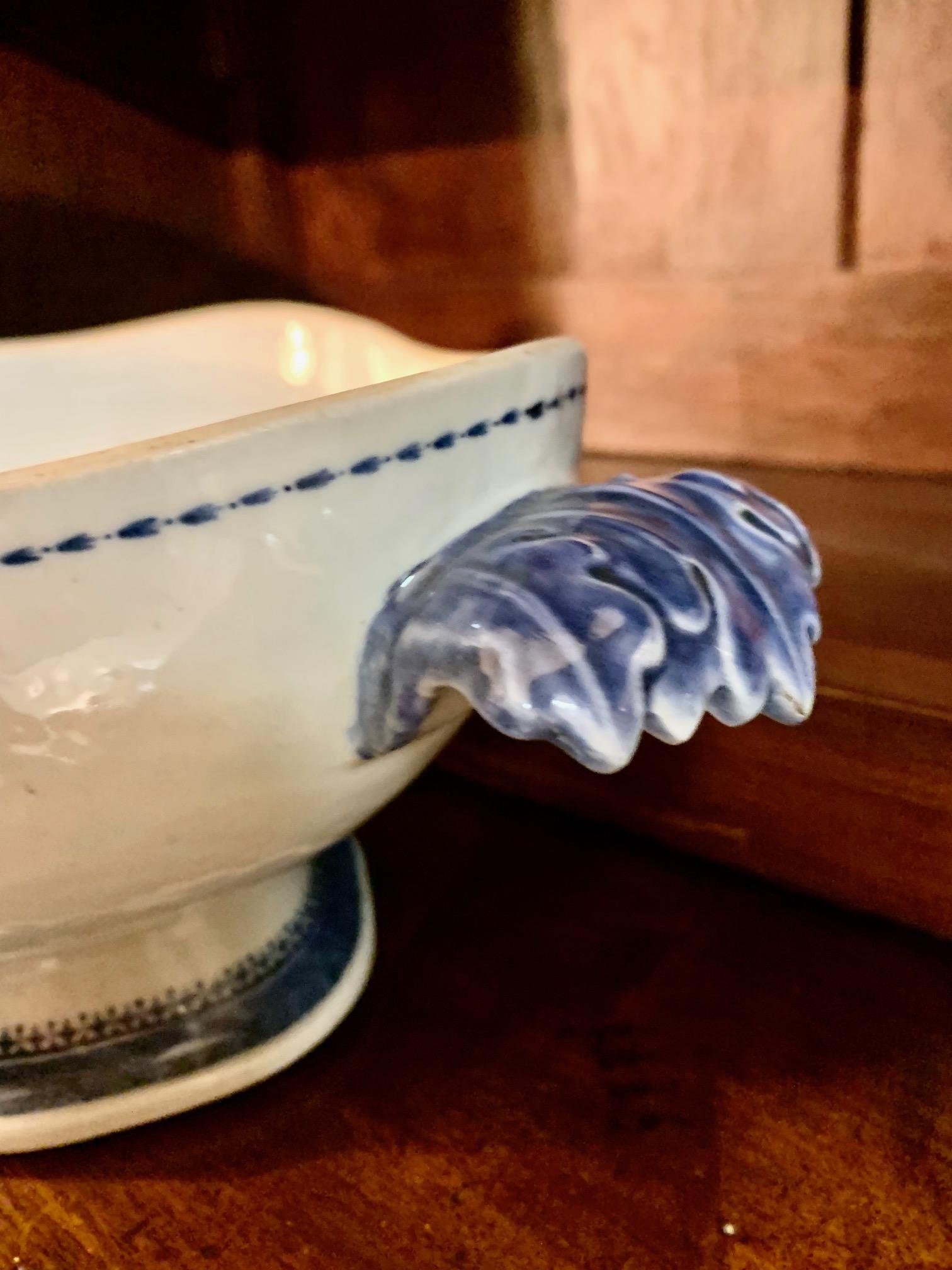 Paire de soupières Qianlong / Jiaqing Blue et Whithe en porcelaine de Chinesse du 18e siècle en vente 3