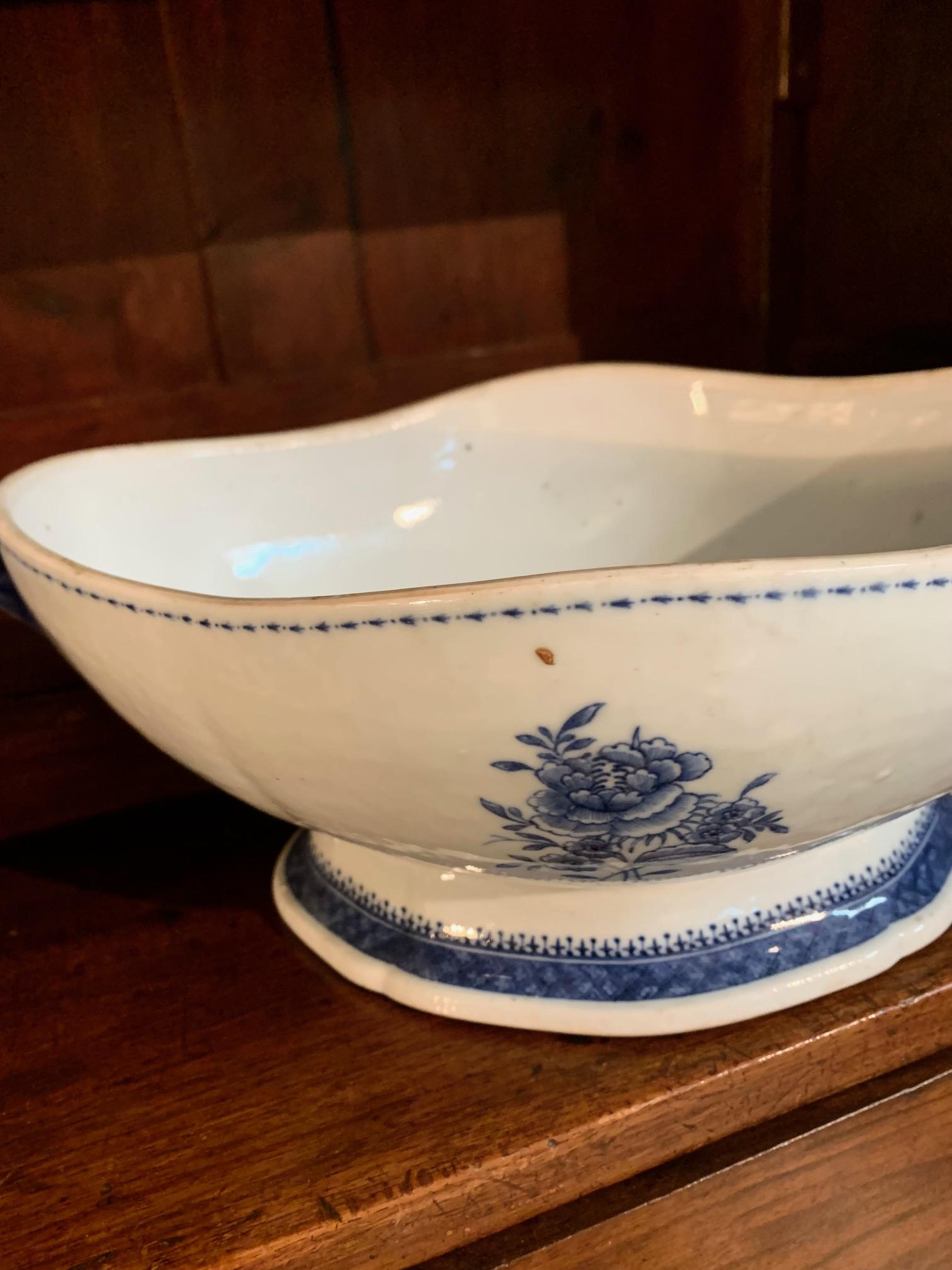 Pair of 18th C. Chinesse Qianlong / Jiaqing Blue and Whithe Porcelaine Tureens For Sale 3