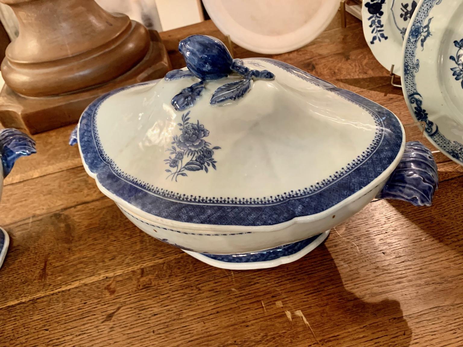 Paar Chinesse Qianlong / Jiaqing Blaue und Whithe Porzellanterrinen aus dem 18. Jahrhundert im Angebot 7