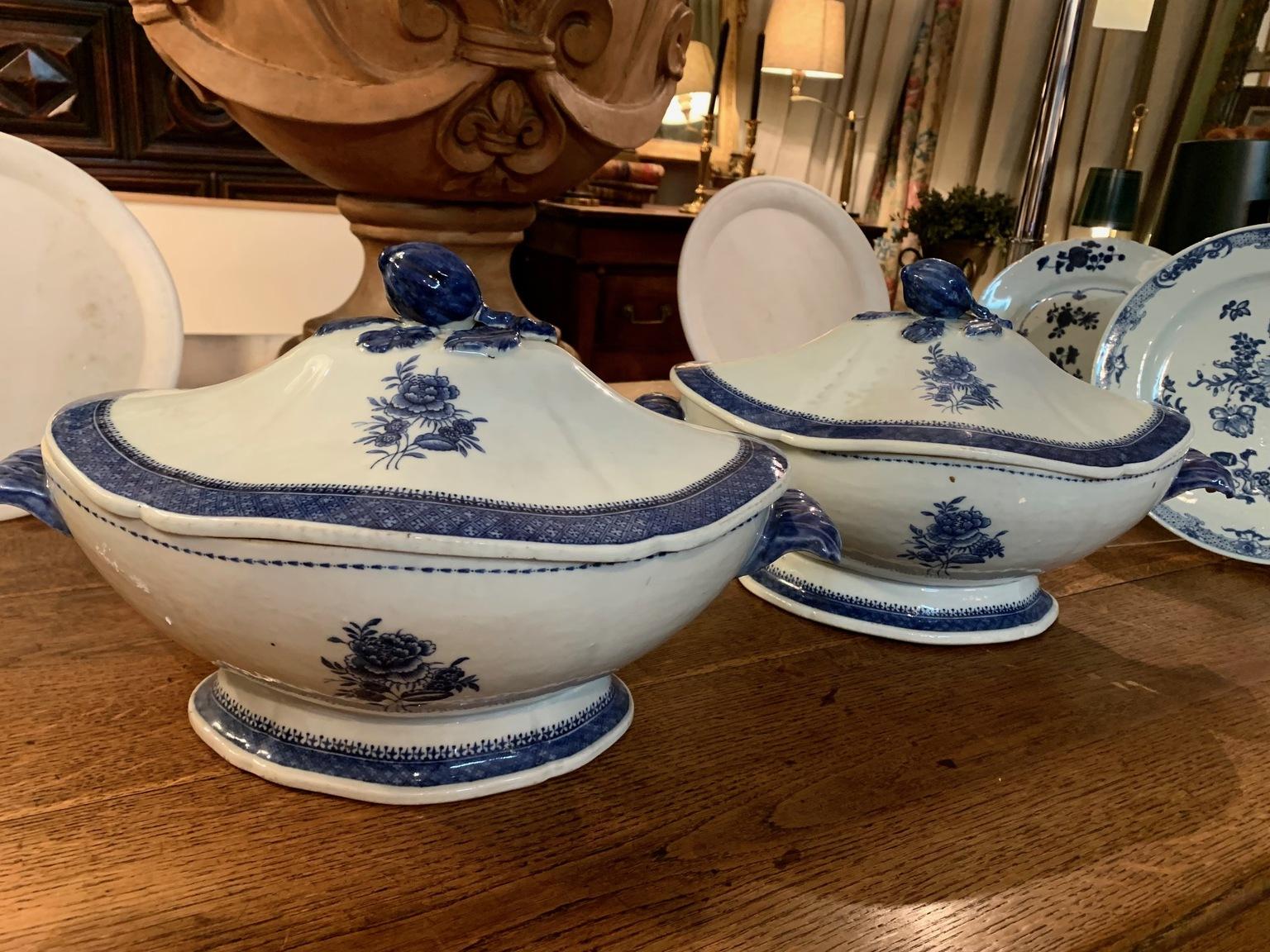 Paar Chinesse Qianlong / Jiaqing Blaue und Whithe Porzellanterrinen aus dem 18. Jahrhundert im Angebot 8