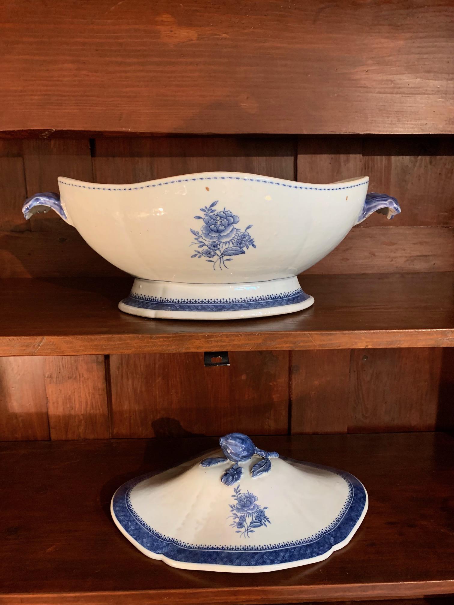 Paar Chinesse Qianlong / Jiaqing Blaue und Whithe Porzellanterrinen aus dem 18. Jahrhundert im Angebot 9