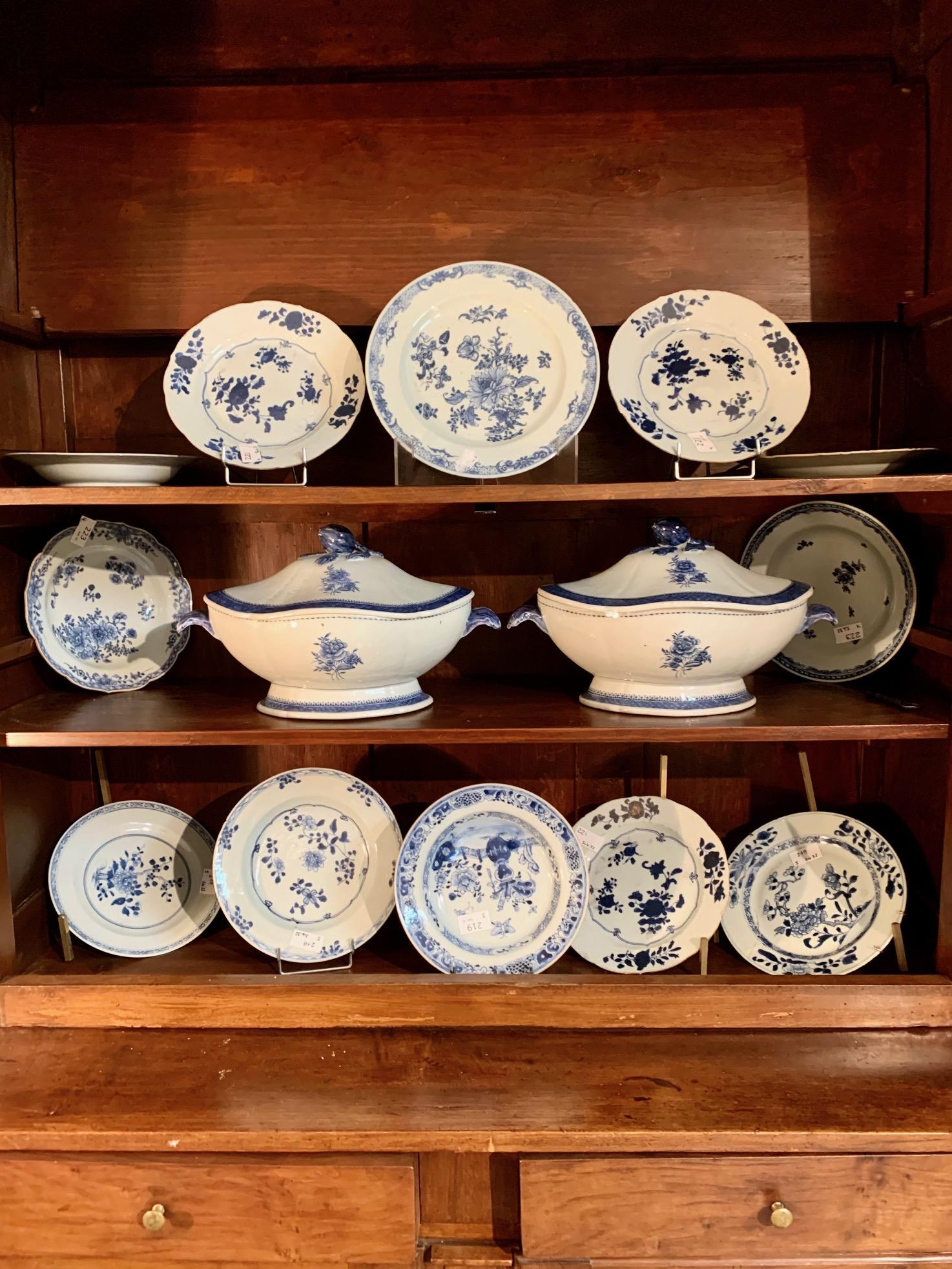 Paar Chinesse Qianlong / Jiaqing Blaue und Whithe Porzellanterrinen aus dem 18. Jahrhundert im Angebot 10