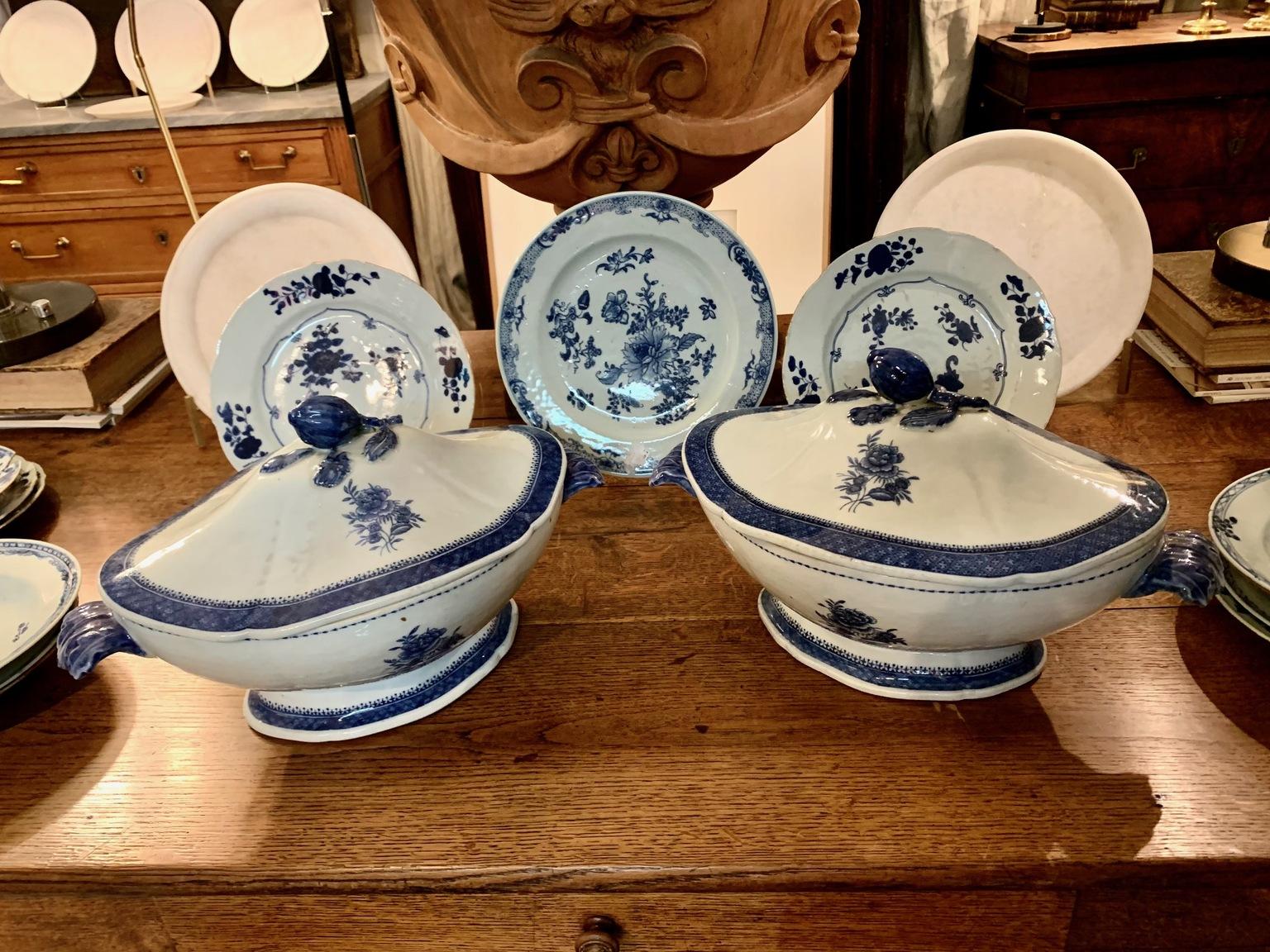 Paar Chinesse Qianlong / Jiaqing Blaue und Whithe Porzellanterrinen aus dem 18. Jahrhundert im Angebot 11