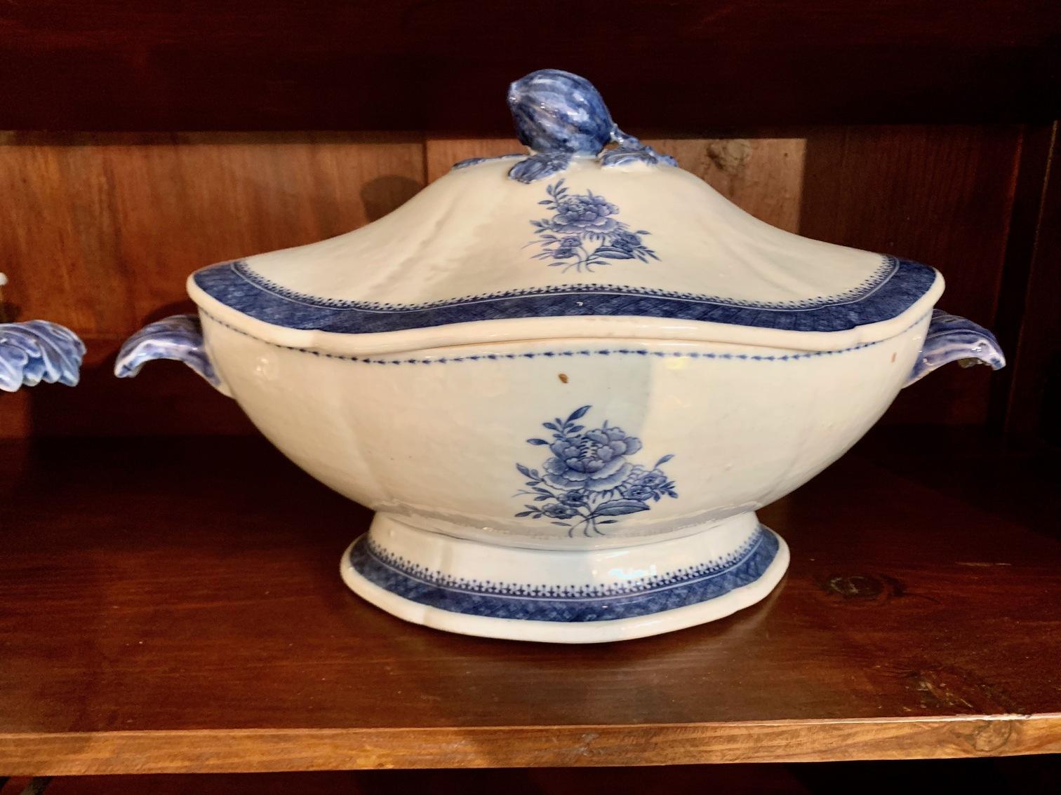 Pair of blue and white porcelain tureens for export, China, Qing dynasty, Qianlong Jiaqing period, end of the 18th century, beginning of the 19th century, one of the tureens has a small mark on the lid.