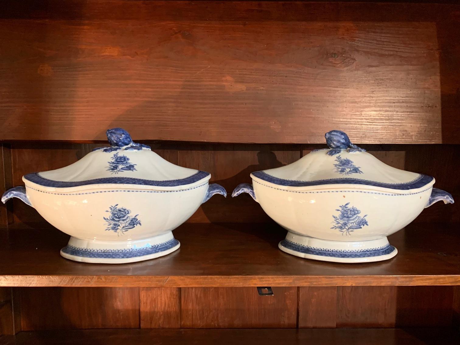 Exportation chinoise Paire de soupières Qianlong / Jiaqing Blue et Whithe en porcelaine de Chinesse du 18e siècle en vente