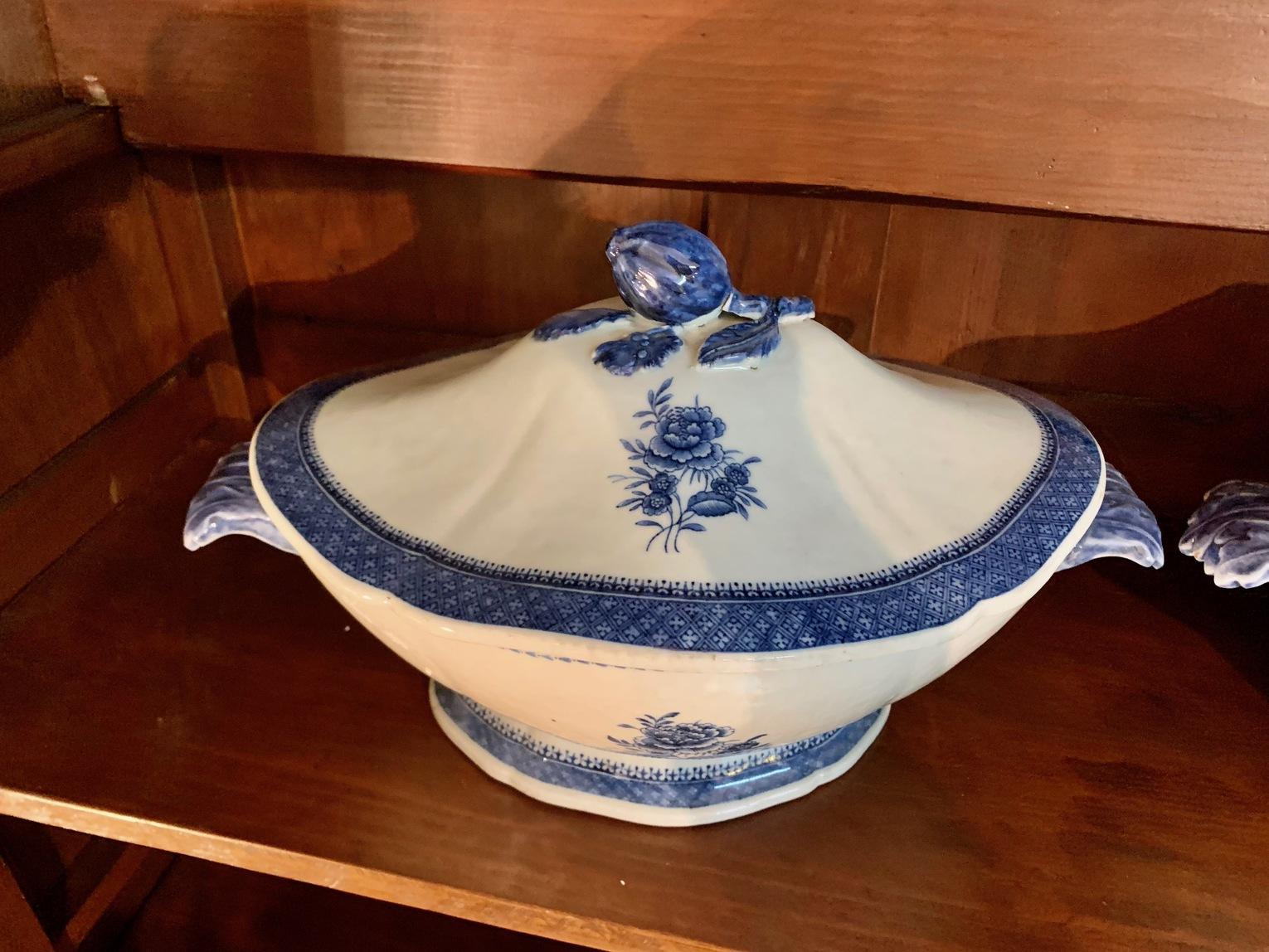 Paar Chinesse Qianlong / Jiaqing Blaue und Whithe Porzellanterrinen aus dem 18. Jahrhundert (Chinesisch) im Angebot