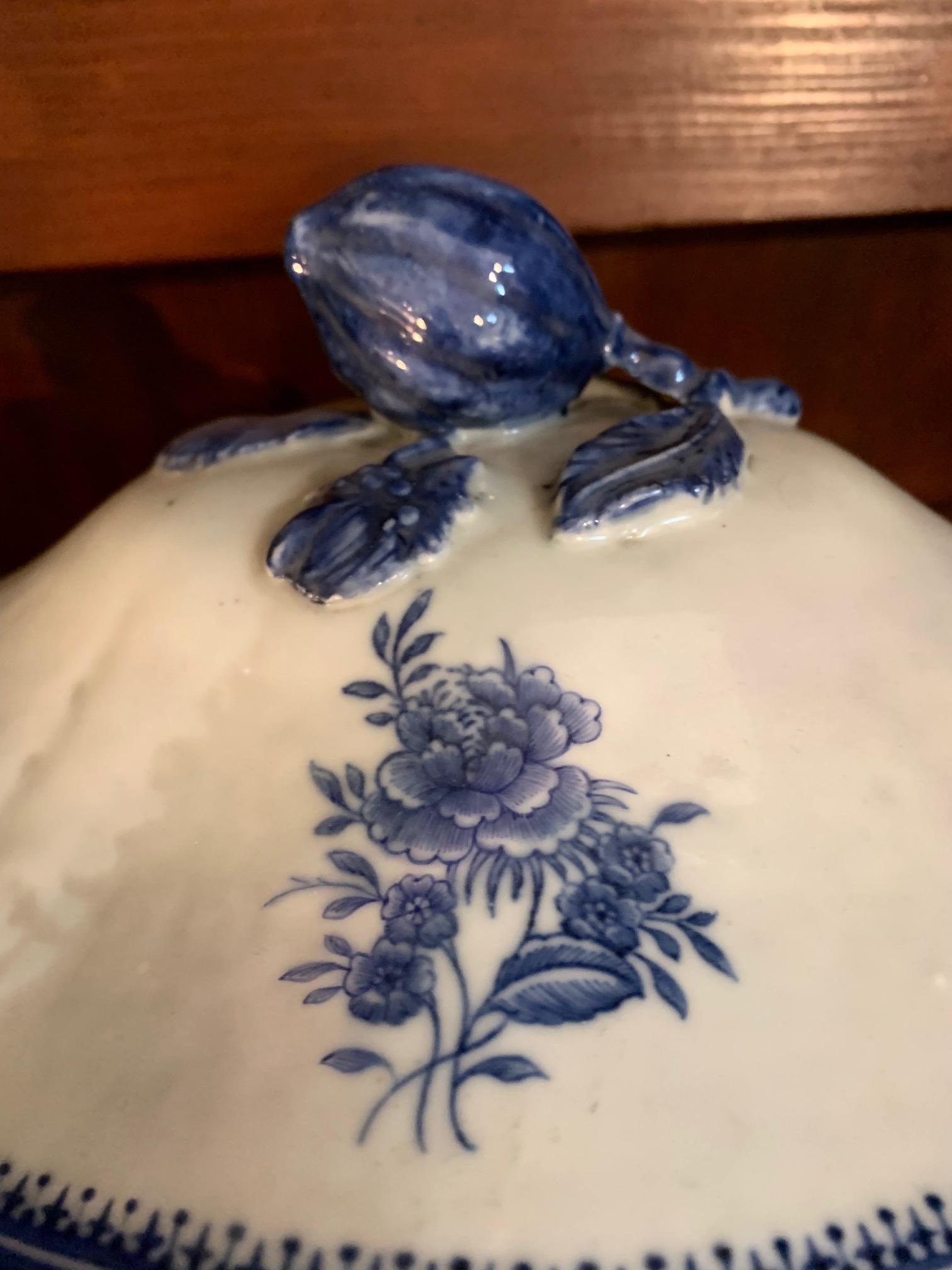 Paire de soupières Qianlong / Jiaqing Blue et Whithe en porcelaine de Chinesse du 18e siècle Bon état - En vente à Madrid, ES