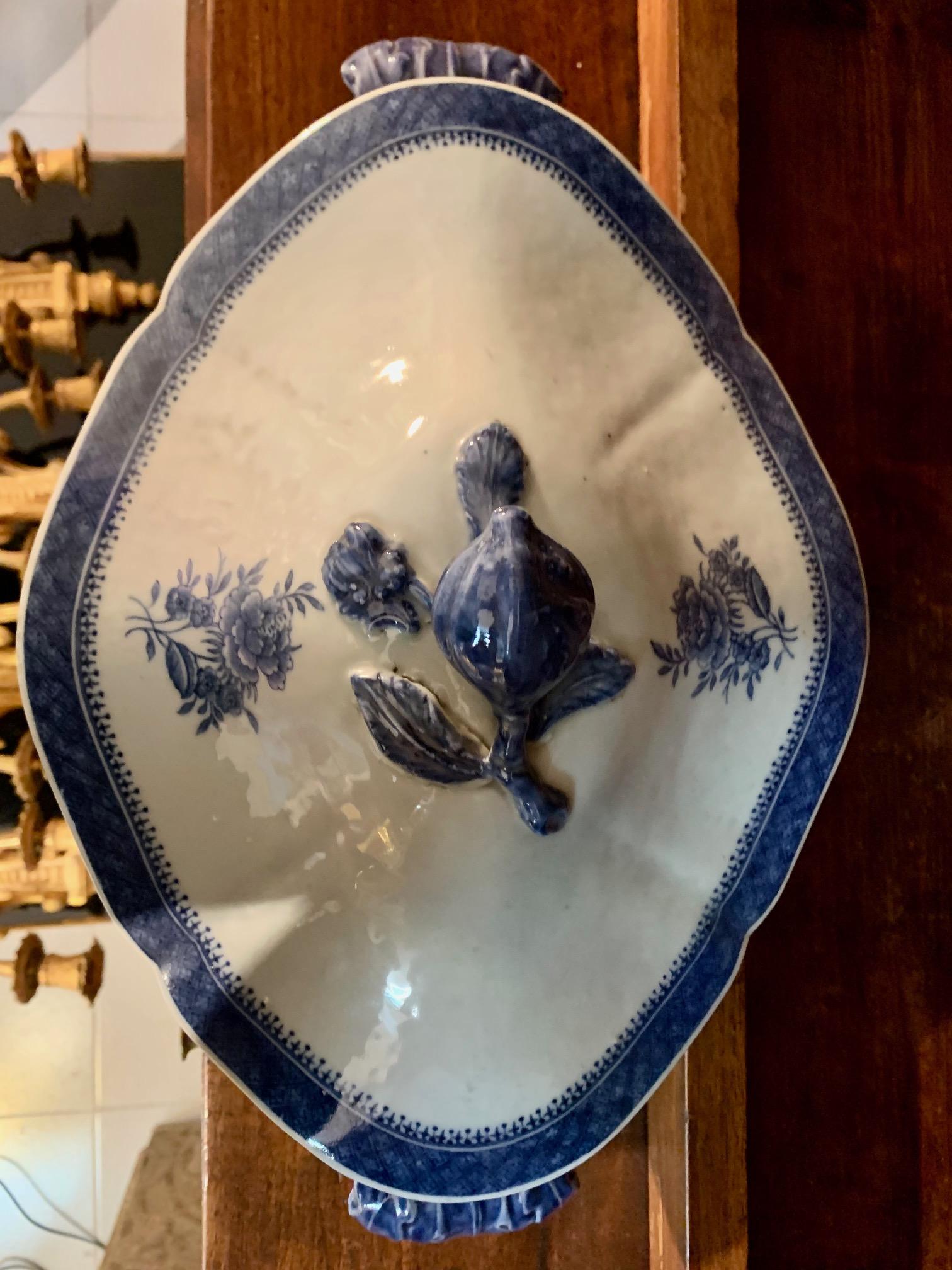 Paar Chinesse Qianlong / Jiaqing Blaue und Whithe Porzellanterrinen aus dem 18. Jahrhundert im Angebot 1