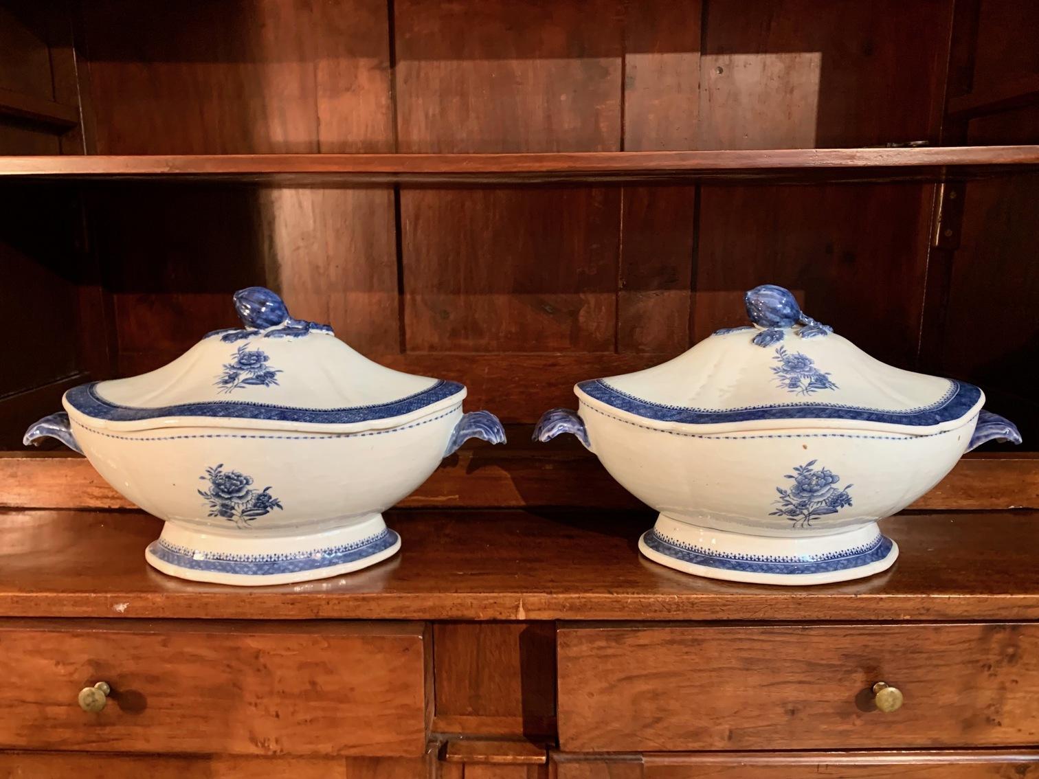 Porcelaine Paire de soupières Qianlong / Jiaqing Blue et Whithe en porcelaine de Chinesse du 18e siècle en vente