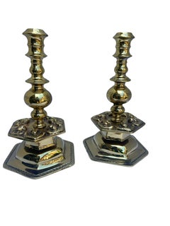 Paar dänische Bronzeguss-Kerzenleuchter mit Cherubendekoration aus dem 18.