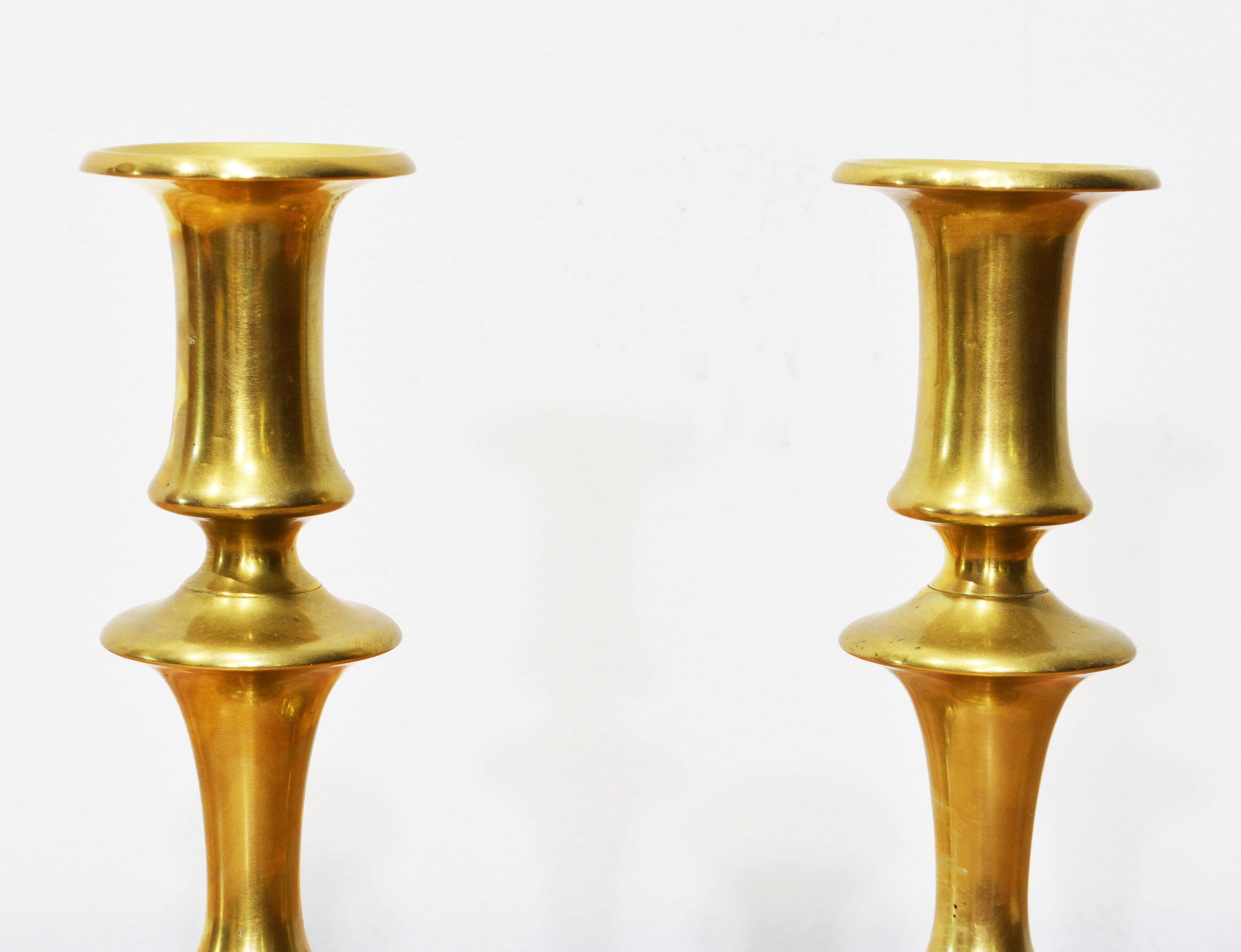 Pair of 18th Century English Queen Anne Brass Candle Sticks with Shaped Stems In Good Condition In Ft. Lauderdale, FL