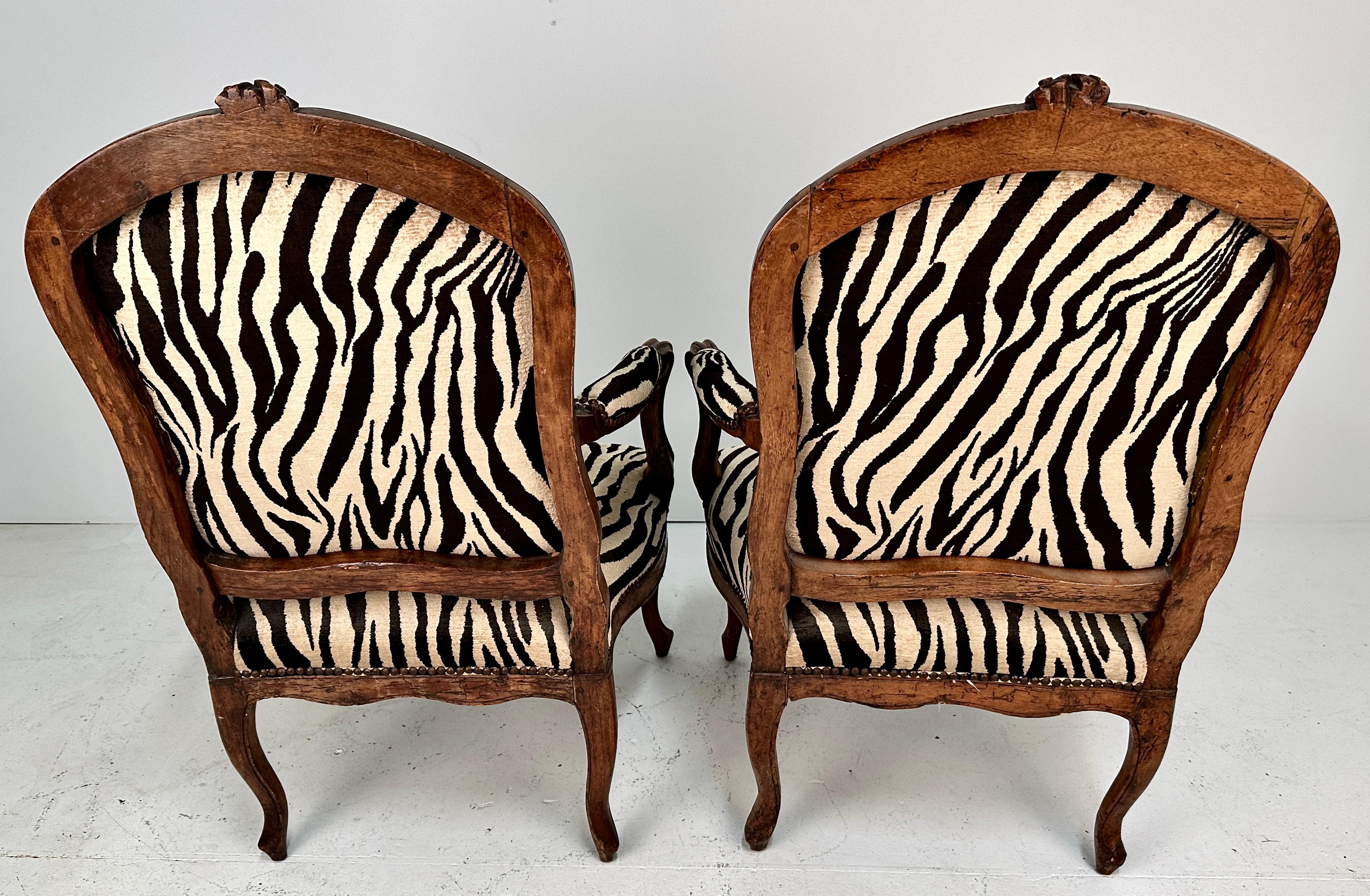 Paar französische Sessel aus Jacquard aus dem 18. Jahrhundert  Samt mit Zebradruck  (Louis XV.) im Angebot