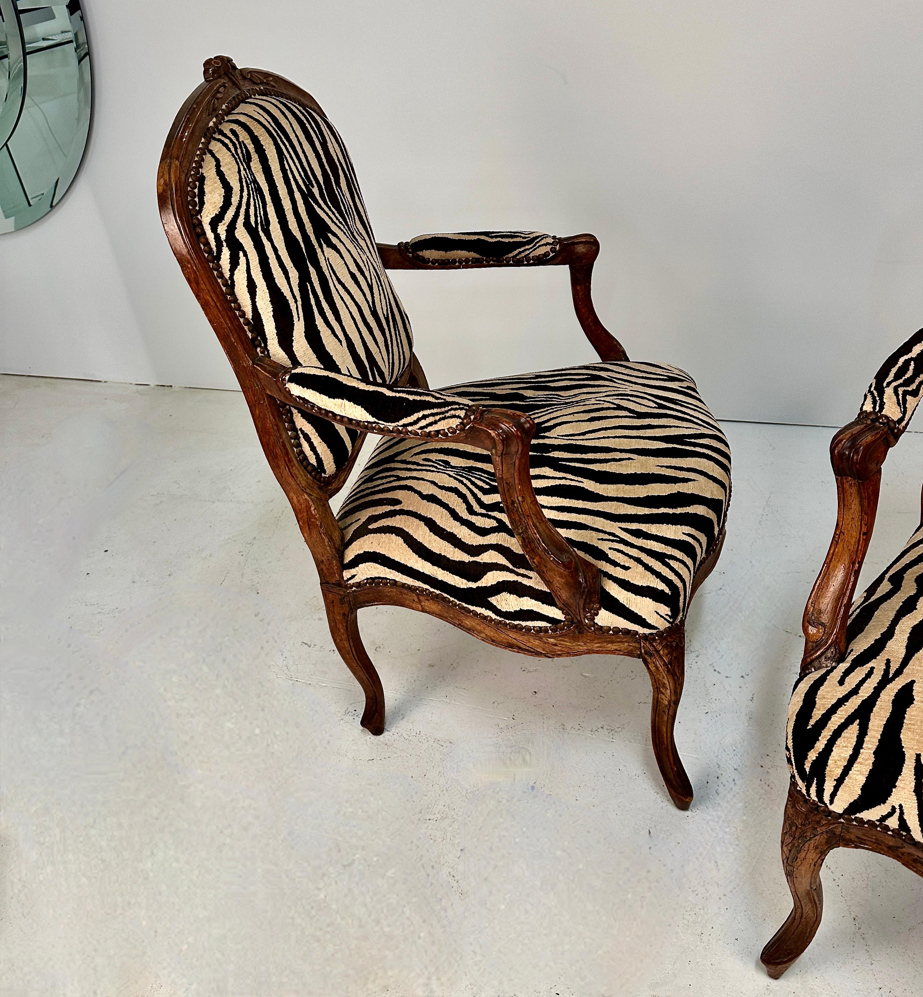 Paar französische Sessel aus Jacquard aus dem 18. Jahrhundert  Samt mit Zebradruck  (Französisch) im Angebot