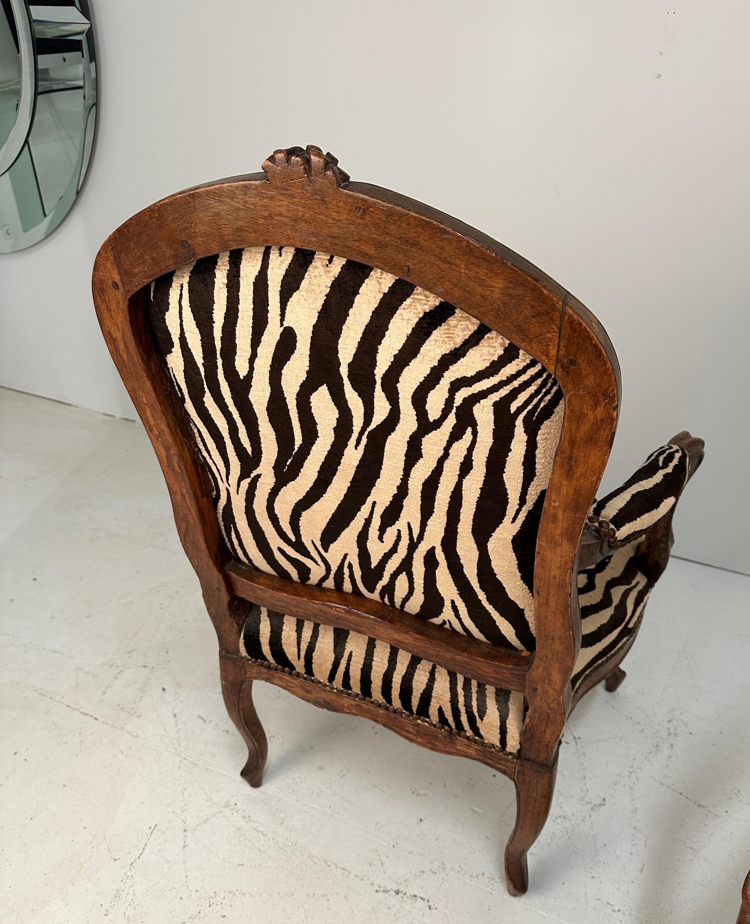 Paar französische Sessel aus Jacquard aus dem 18. Jahrhundert  Samt mit Zebradruck  (Polster) im Angebot