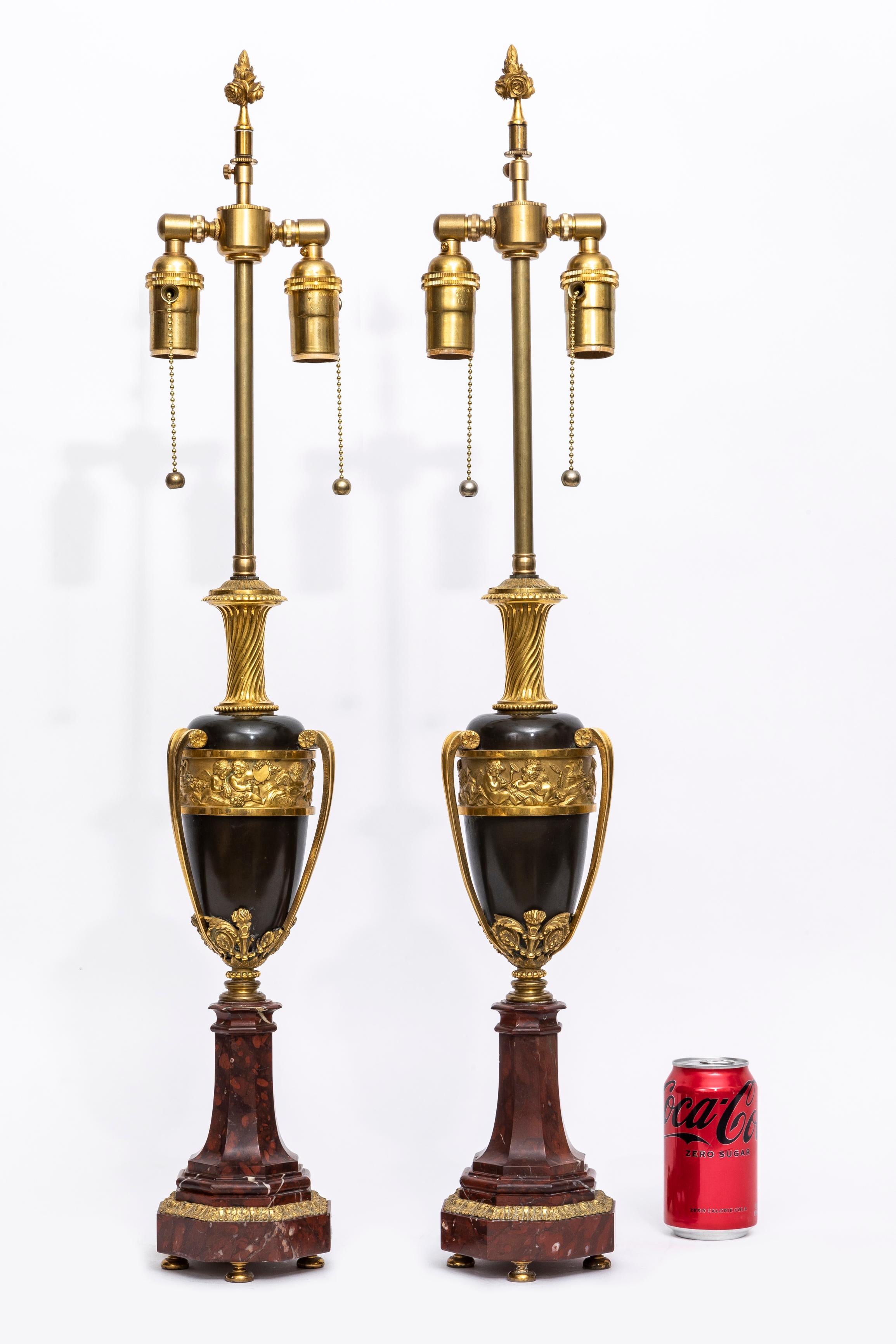 Français Paire de vases/ampoules d'époque Louis XVI du 18ème siècle en bronze patiné et doré en vente