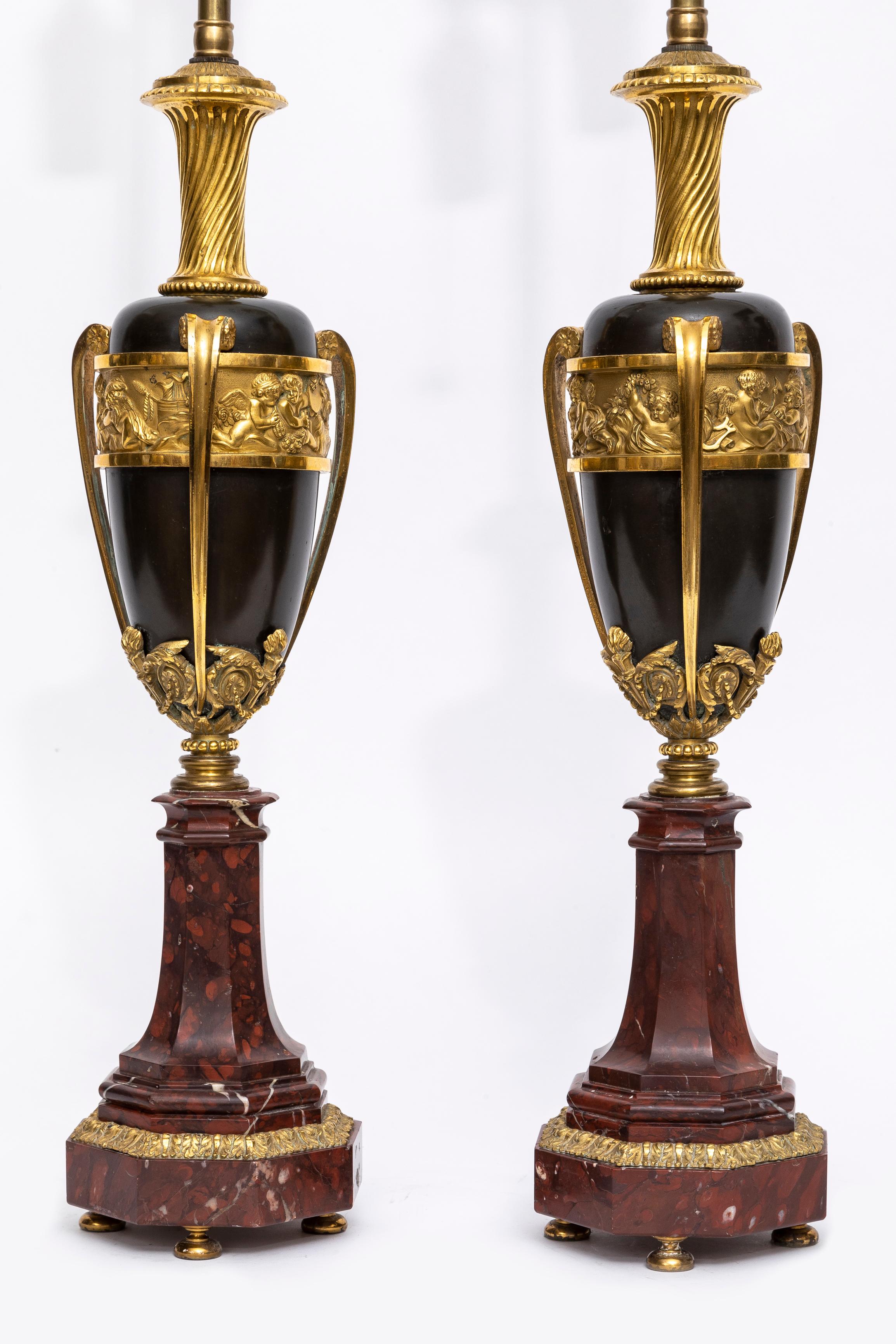 Sculpté à la main Paire de vases/ampoules d'époque Louis XVI du 18ème siècle en bronze patiné et doré en vente