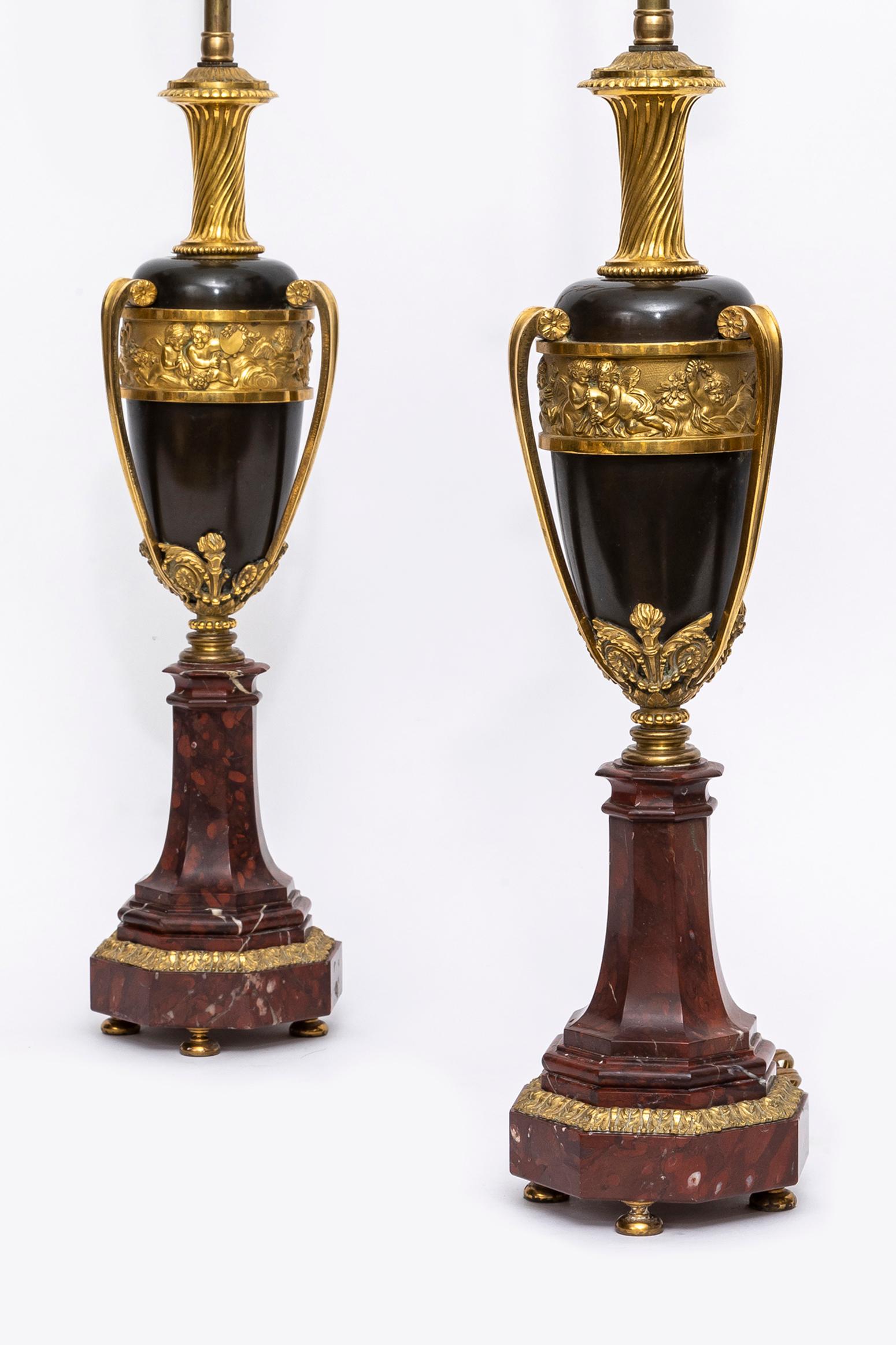 Paire de vases/ampoules d'époque Louis XVI du 18ème siècle en bronze patiné et doré Bon état - En vente à New York, NY