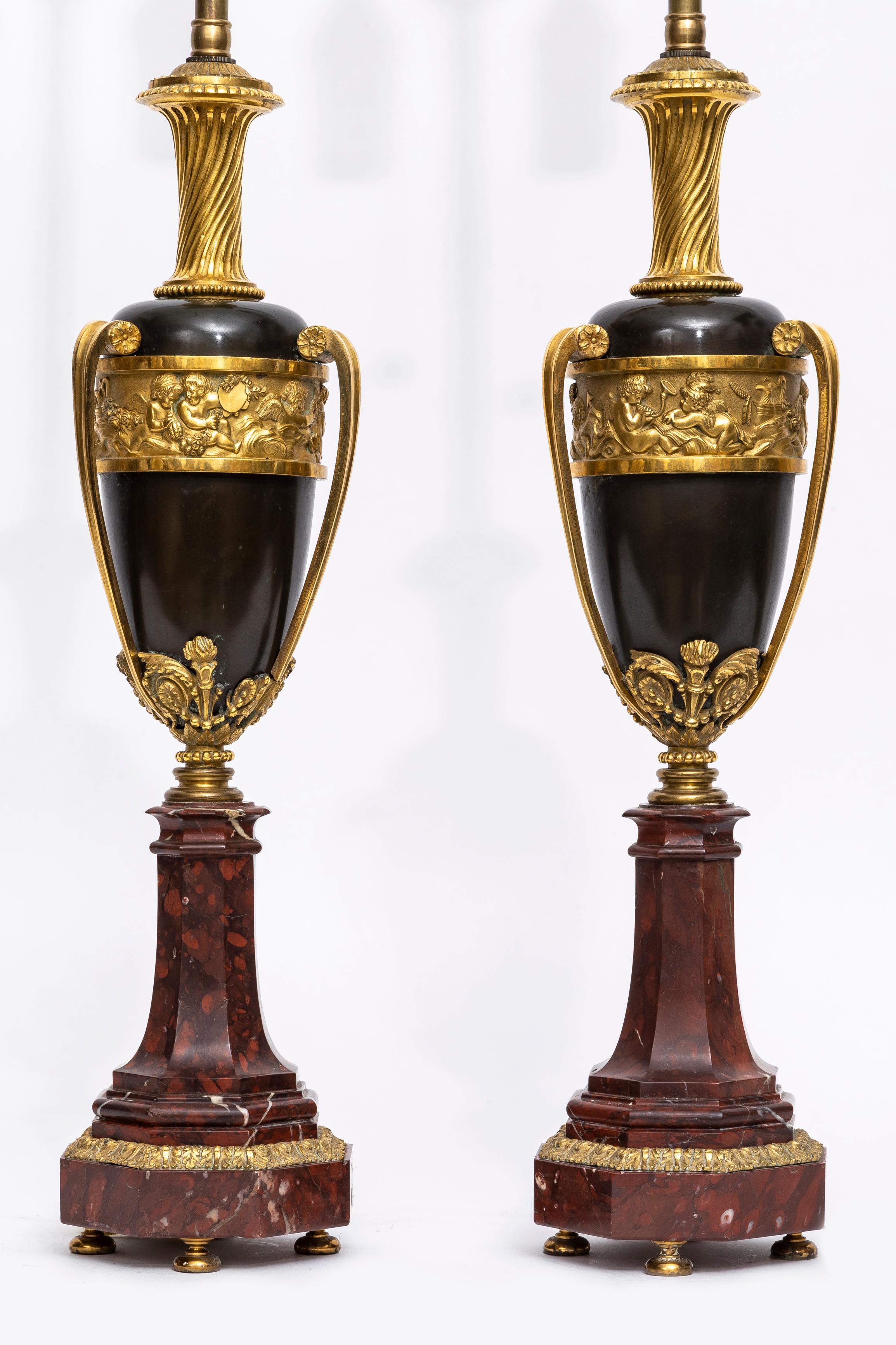 XVIIIe siècle et antérieur Paire de vases/ampoules d'époque Louis XVI du 18ème siècle en bronze patiné et doré en vente