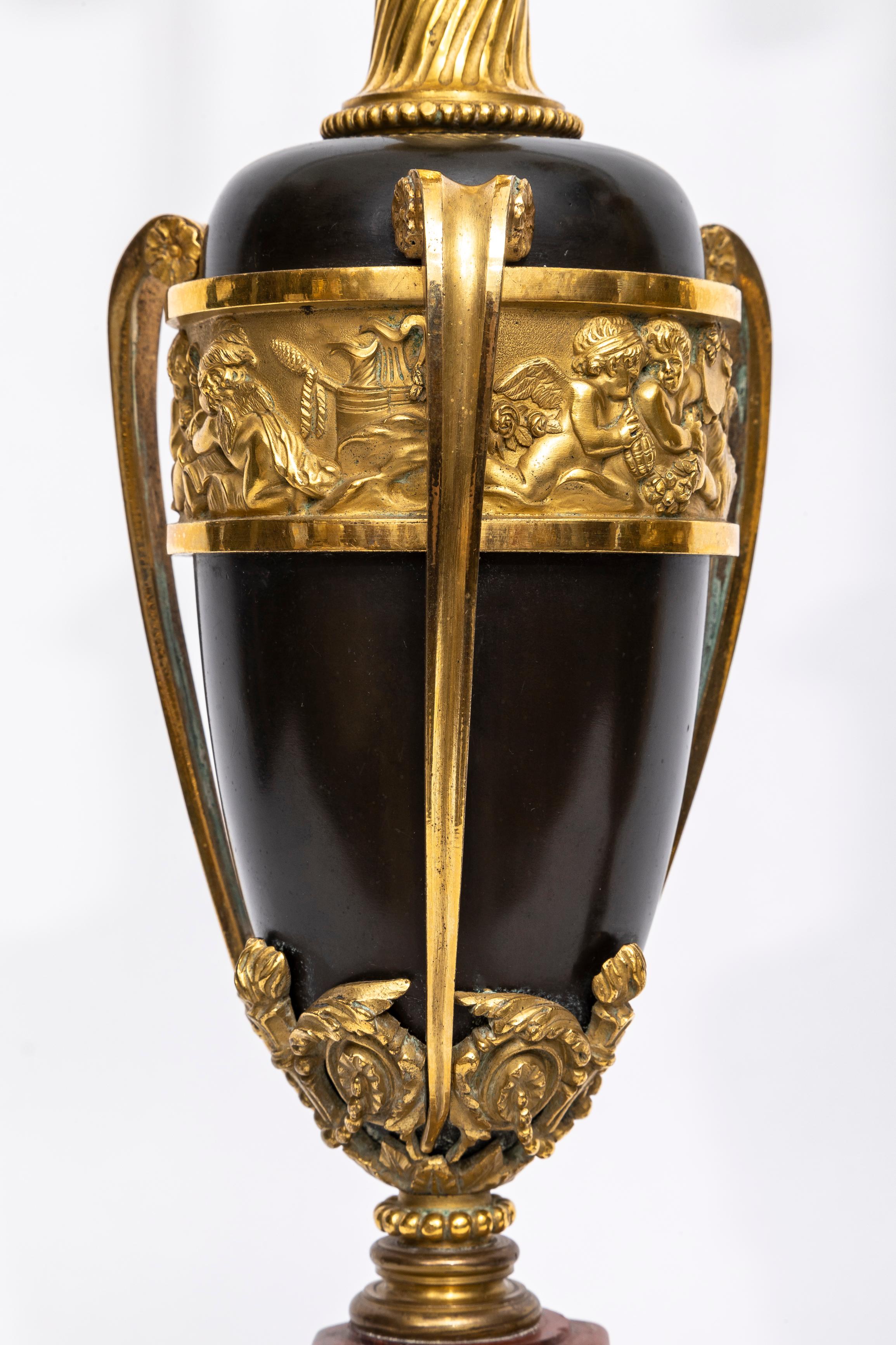 Bronze Paire de vases/ampoules d'époque Louis XVI du 18ème siècle en bronze patiné et doré en vente