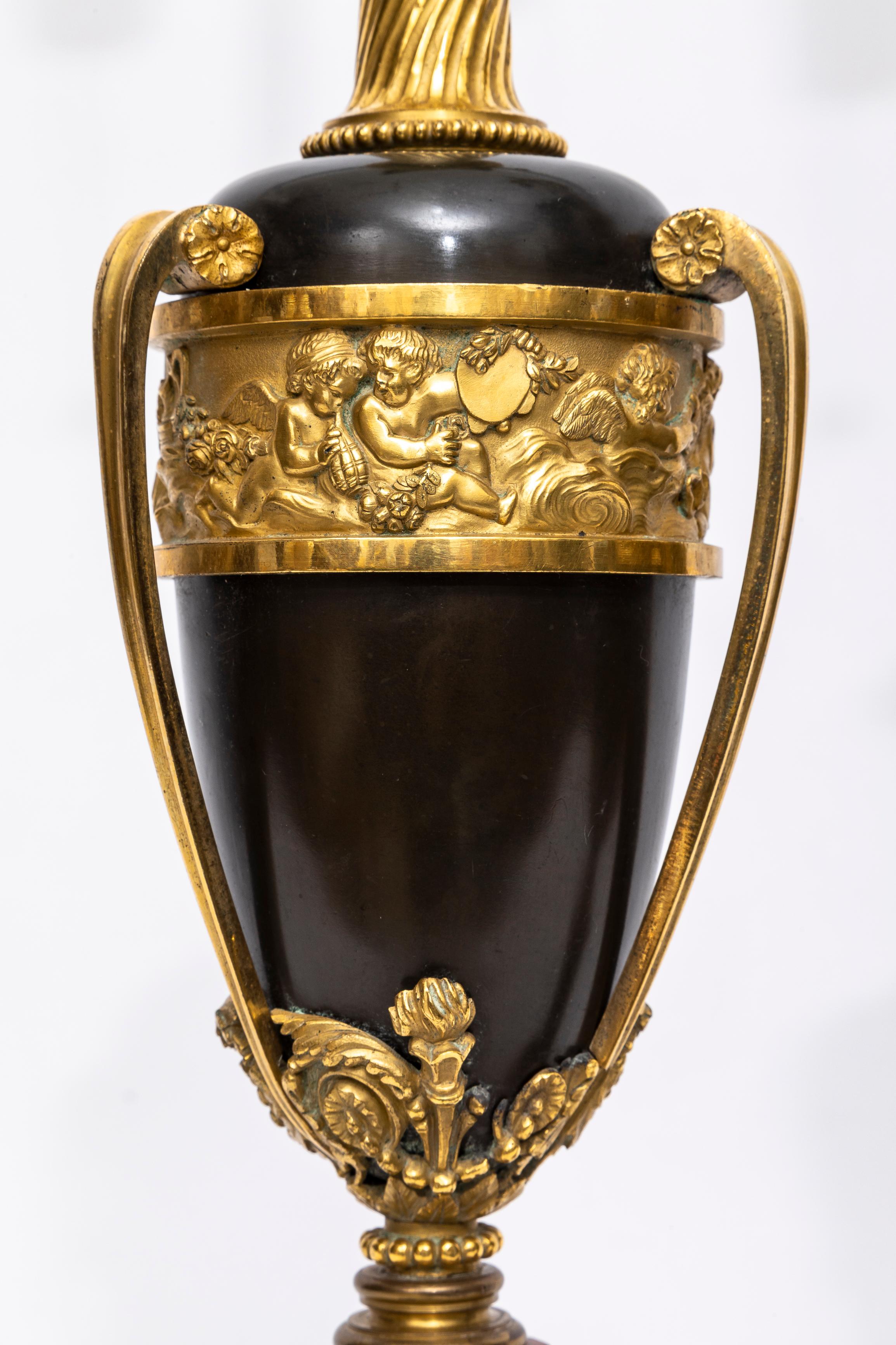 Paire de vases/ampoules d'époque Louis XVI du 18ème siècle en bronze patiné et doré en vente 1
