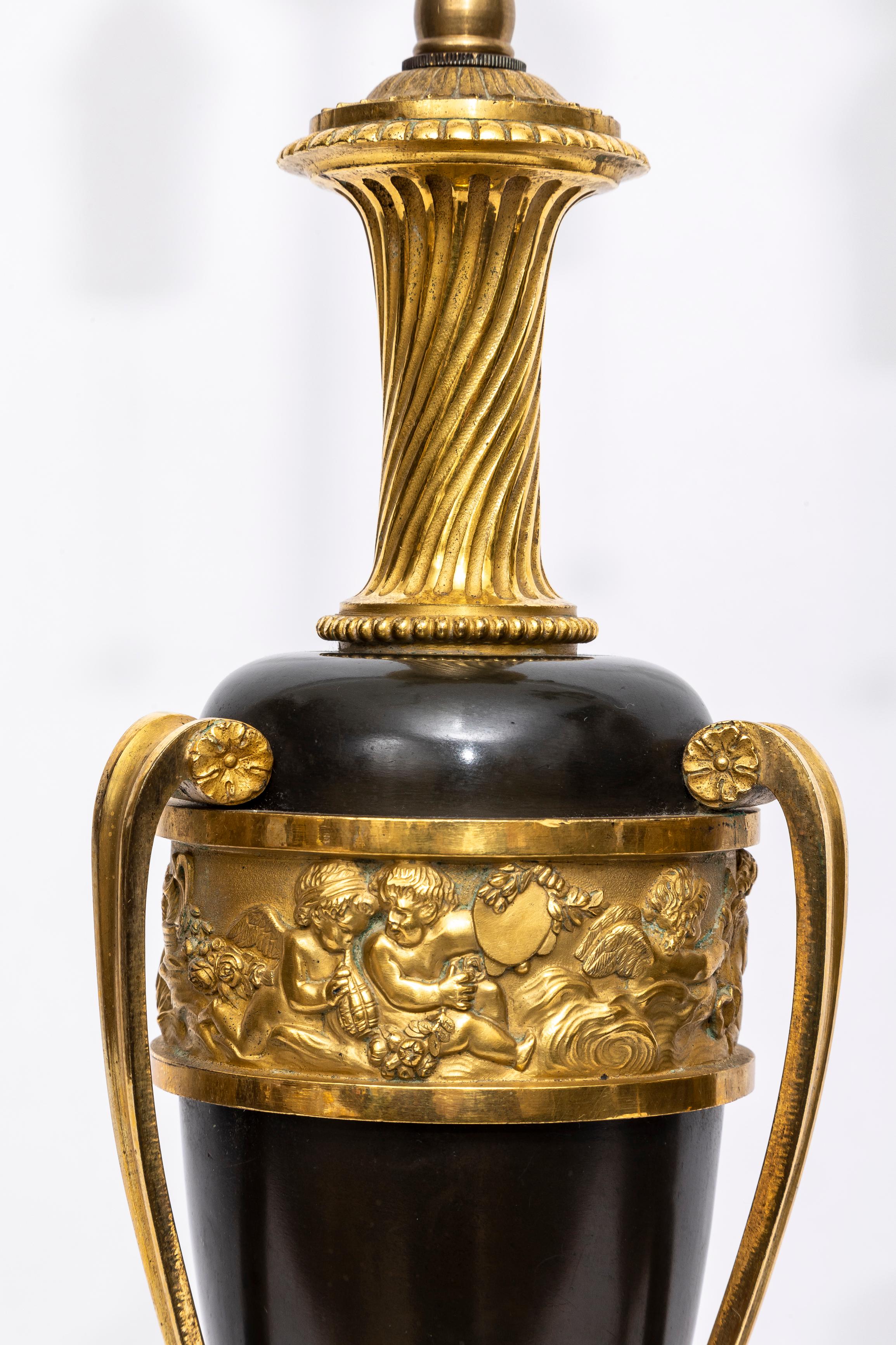 Paire de vases/ampoules d'époque Louis XVI du 18ème siècle en bronze patiné et doré en vente 2