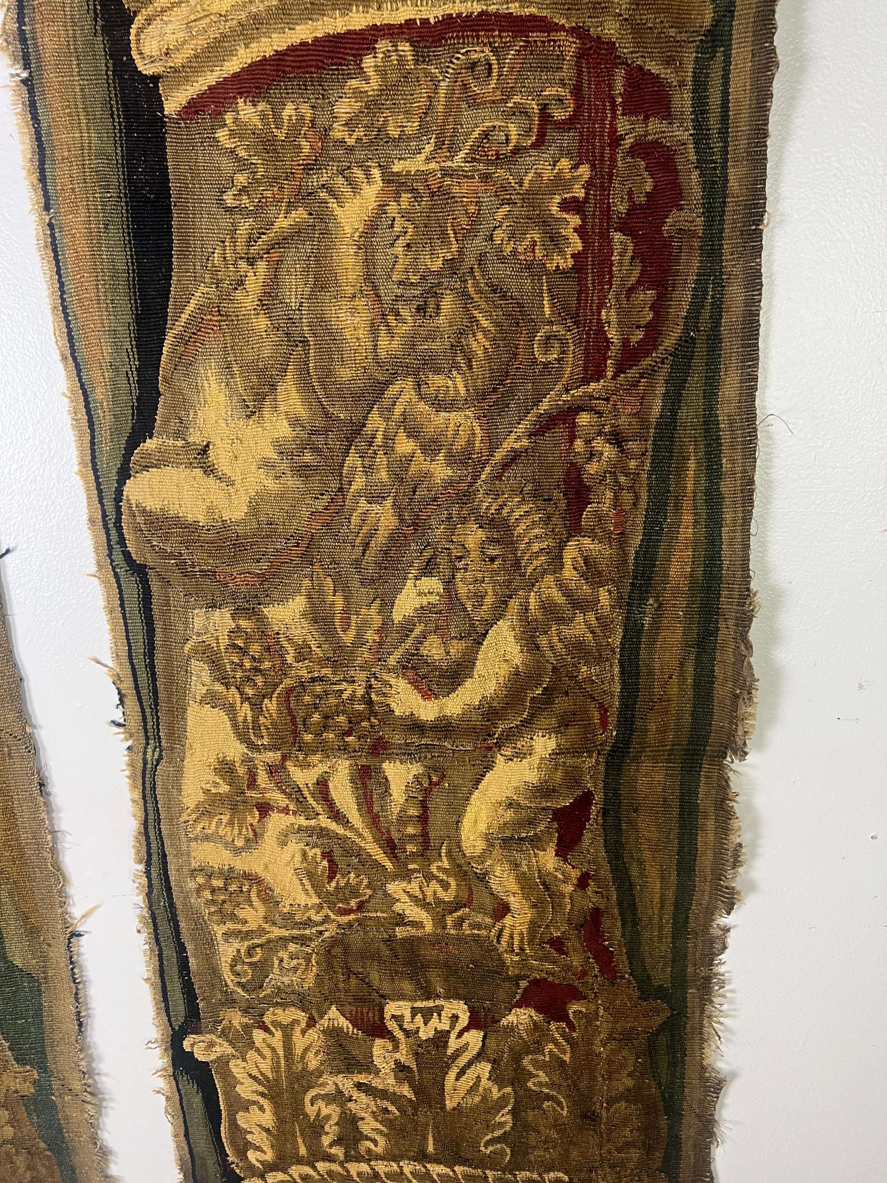 Paar französische Gobelinpaneele mit Putten aus dem 18. (Barock) im Angebot