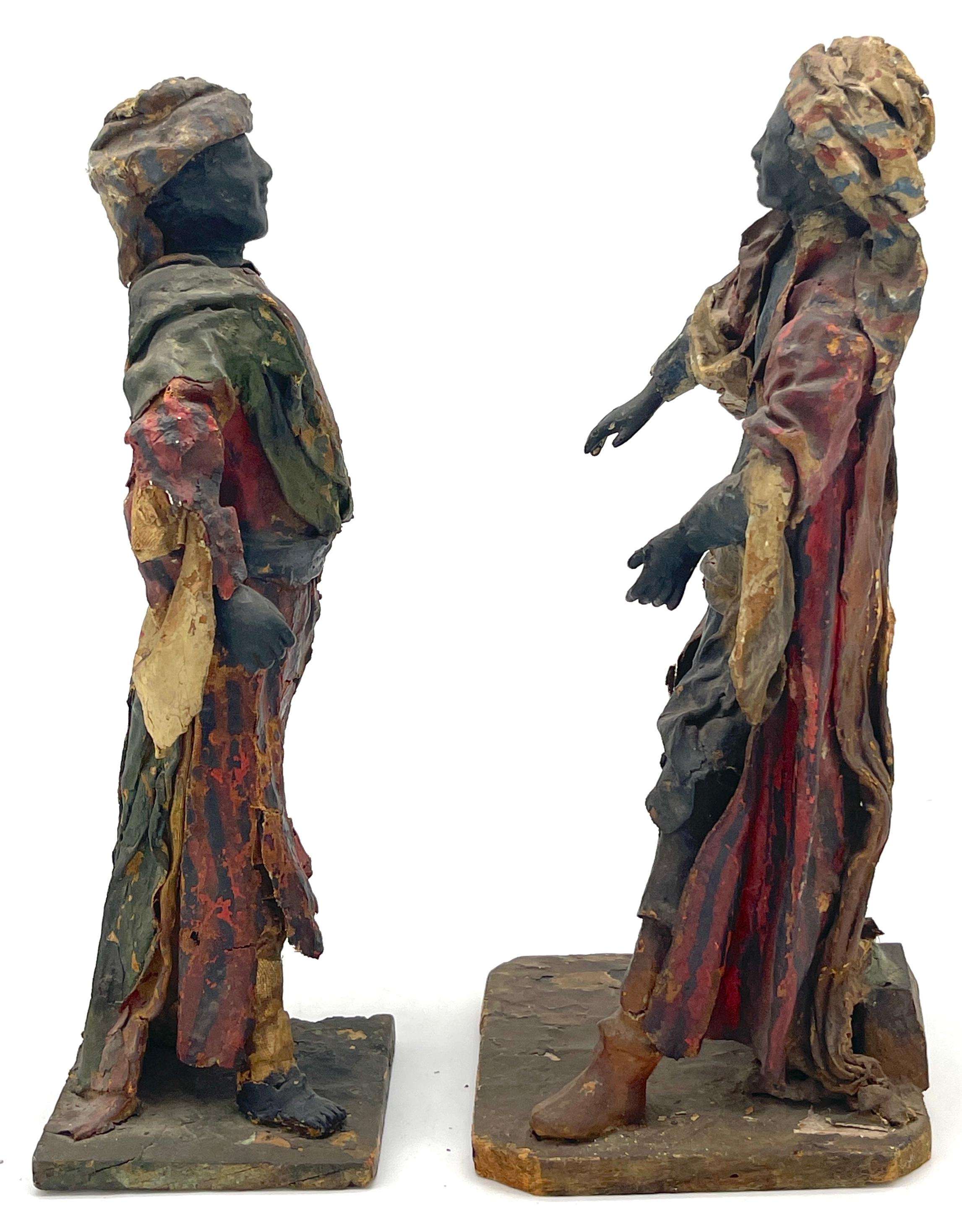 Paire de crèches napolitaines baroques italiennes du XVIIIe siècle représentant des marchands en cuir

Une paire rare et expressive de crèches baroques italiennes du XVIIIe siècle, probablement originaires de Naples, longtemps célèbre pour ses