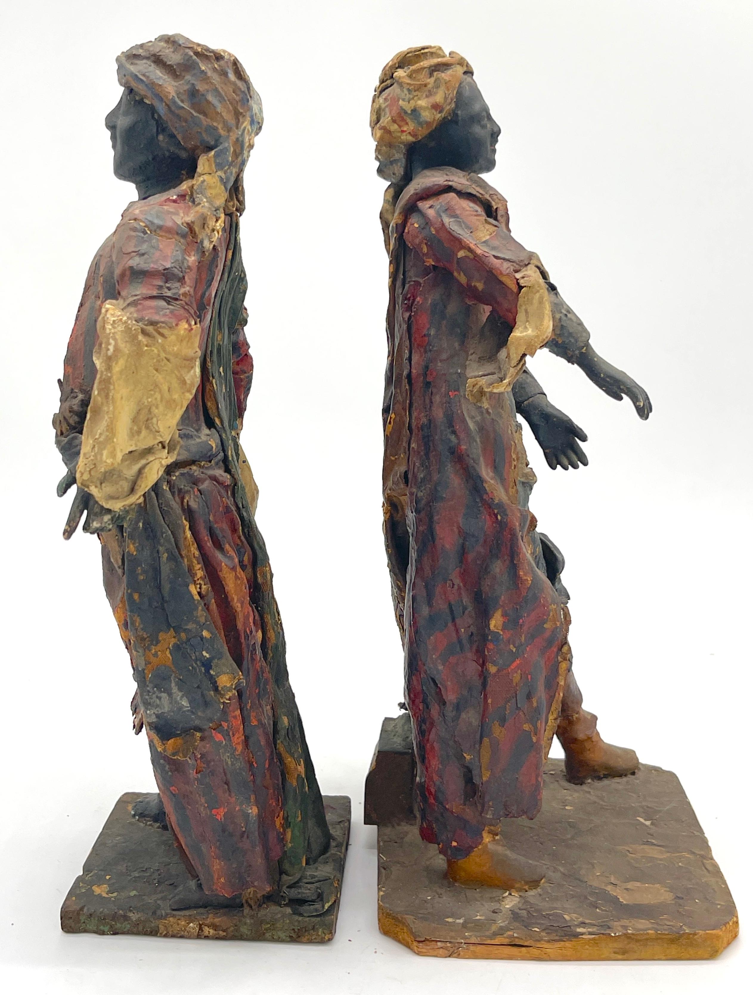 Doré Paire d'objets baroques italiens du A.C. I.C.  Crèche napolitaine Figures de marchands en cuir en vente