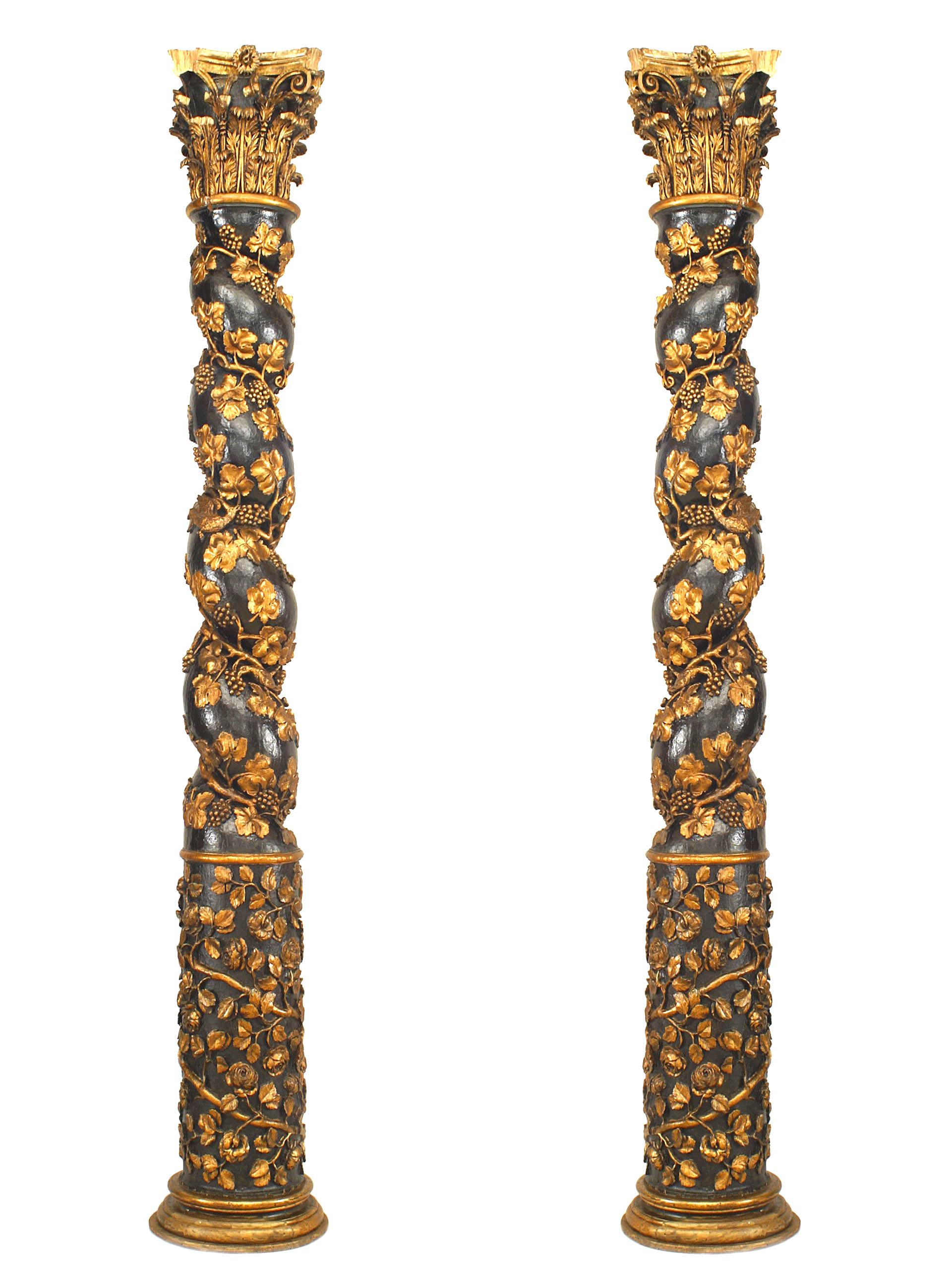 Paar italienische Säulen im Rokokostil (wahrscheinlich 18. Jahrhundert), dunkelgrün bemalt, mit wirbelndem Oberteil und goldgeschnitzten Blumen- und Vogelverzierungen mit Kapitellen im korinthischen Stil (PREIS FÜR EIN PÄRCHEN).
