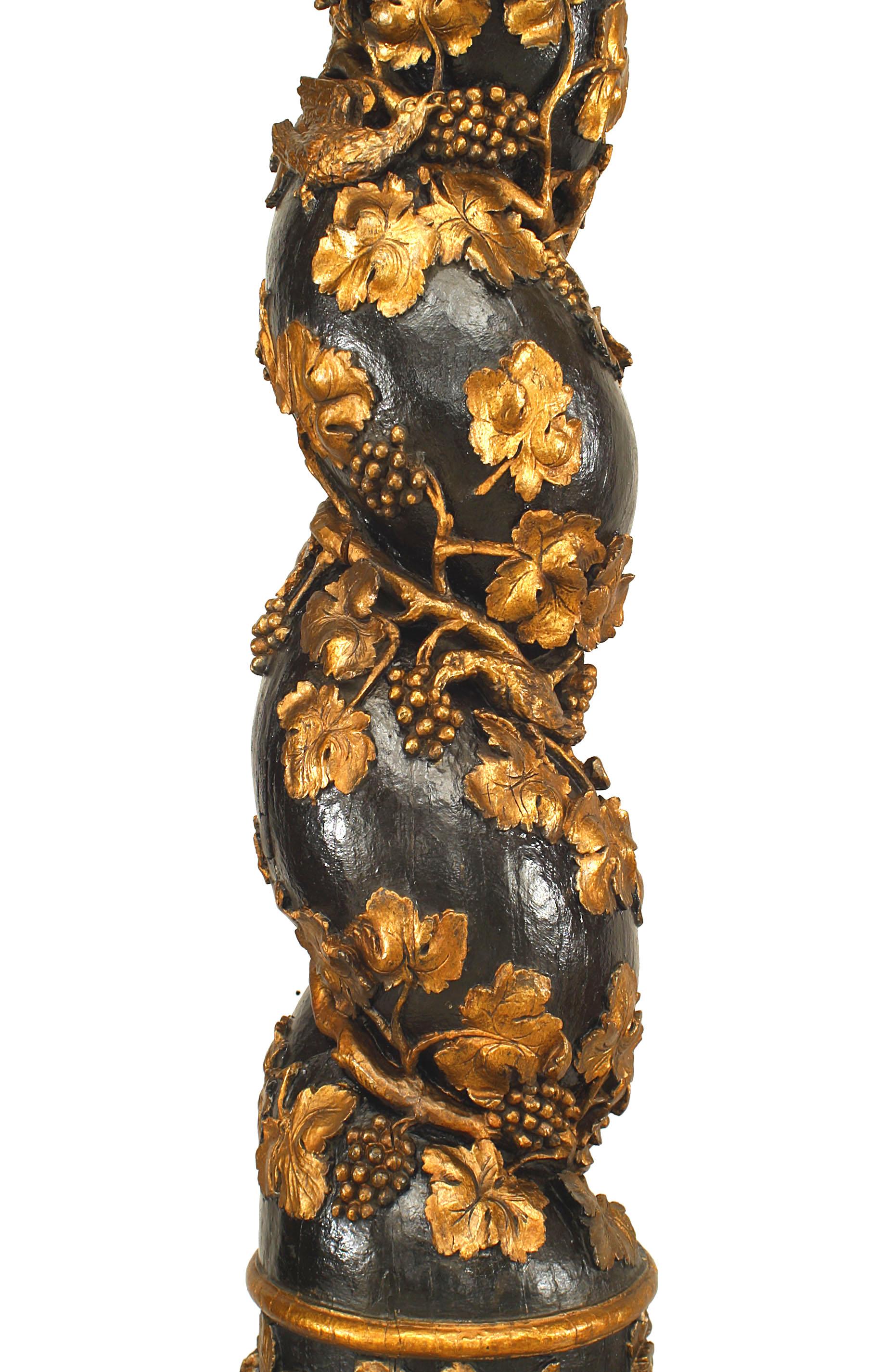 Paire de colonnes italiennes sculptées et peintes de style rococo Bon état - En vente à Queens, NY