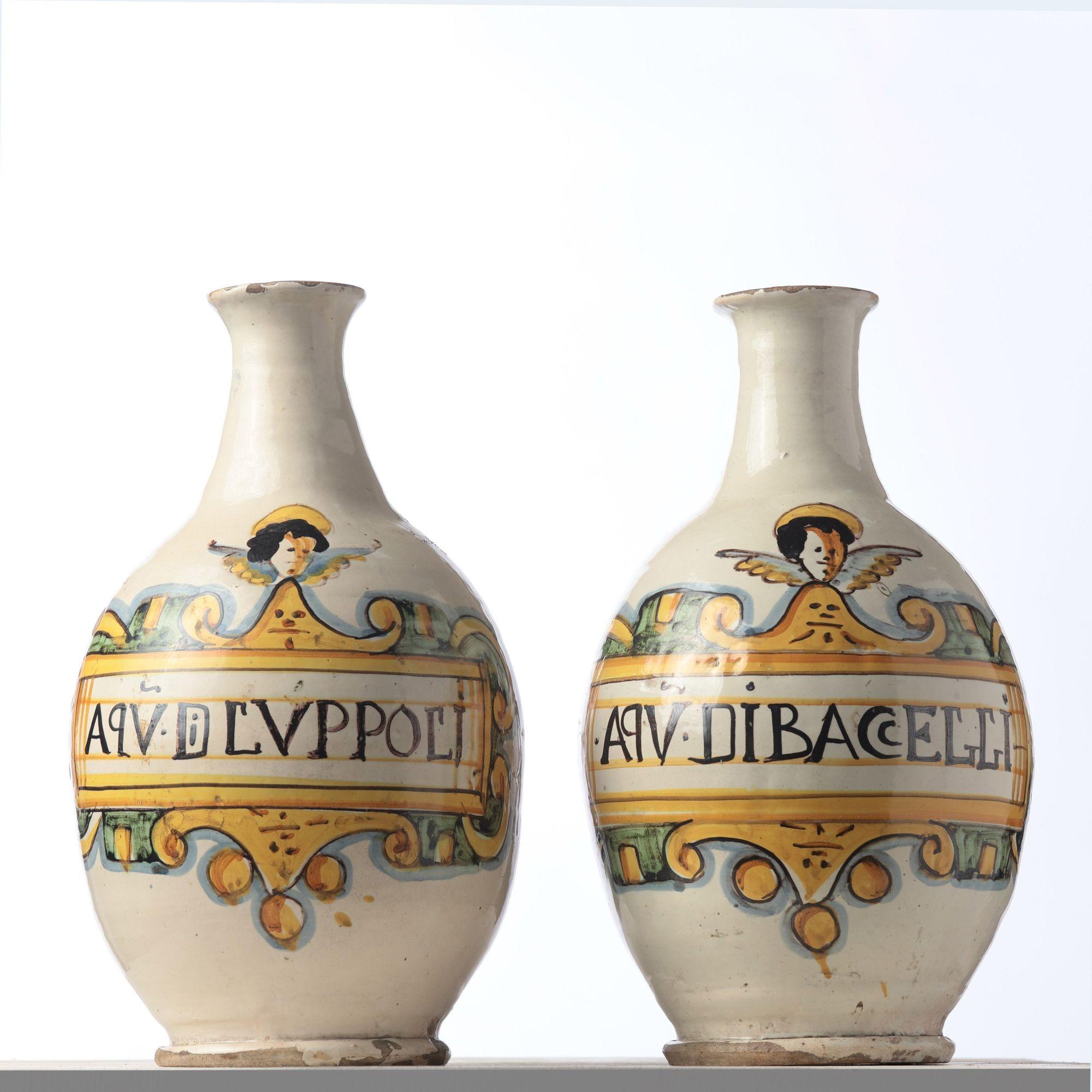 Una rara coppia di vasi da farmacia in terracotta italiana smaltata a stagno (smalto di piombo con l'aggiunta di un po' di ossido di stagno) e dipinta a mano. Bellissimo colore e forma elegante.  1720 circa.
