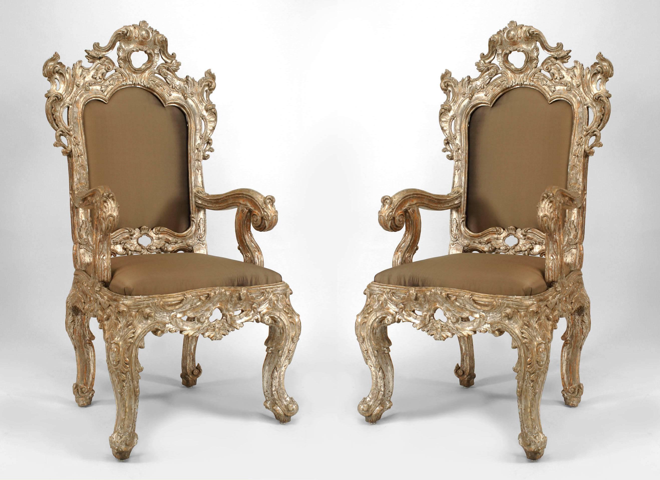 Paire d'anciens fauteuils Rococo italiens à haut dossier de style trône, sculptés en argent doré, avec assise et dossier tapissés de beige (1 similaire-Inv. #037738A)
