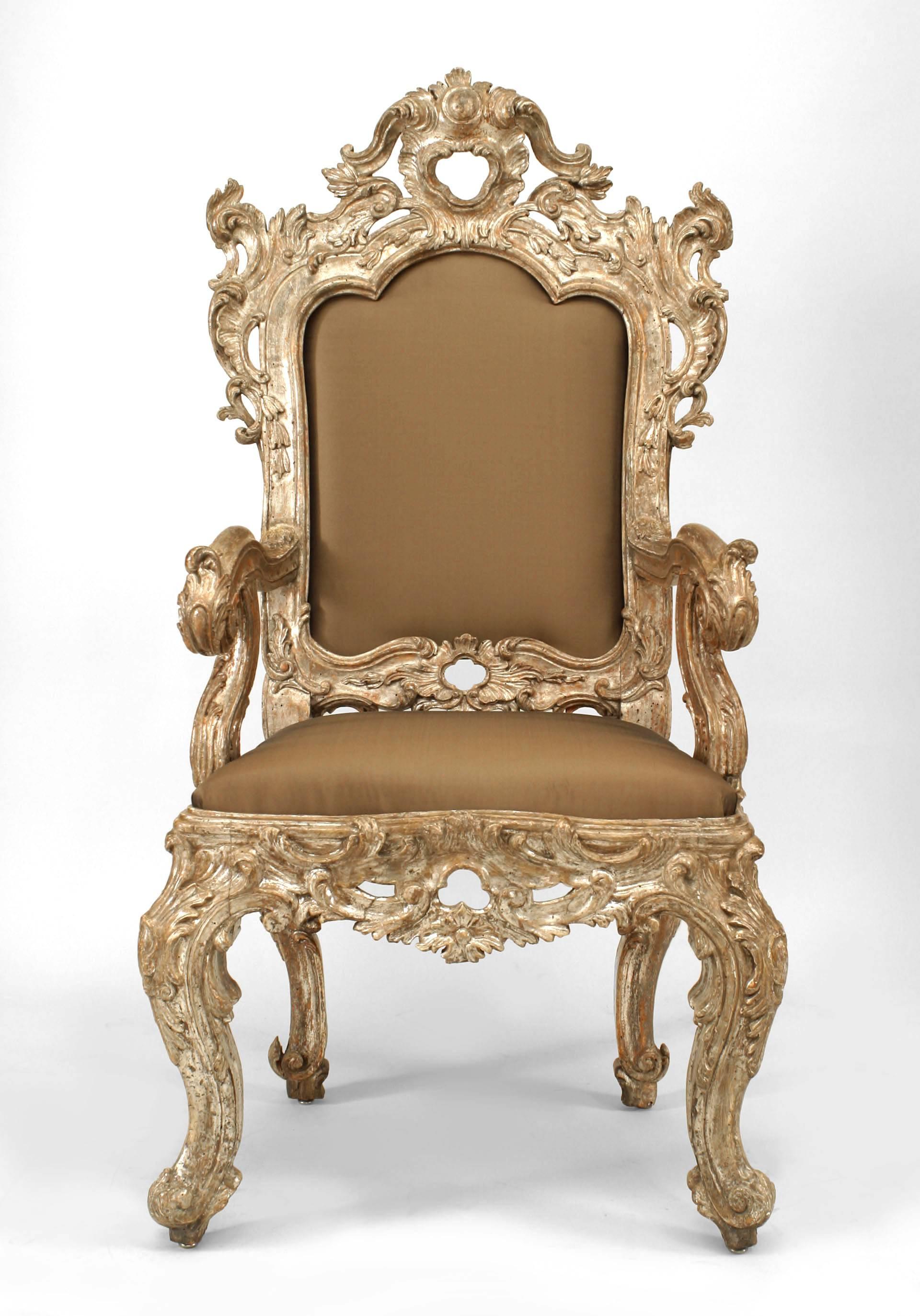 Rococò Coppia di sedie da trono rococò italiane in argento dorato in vendita