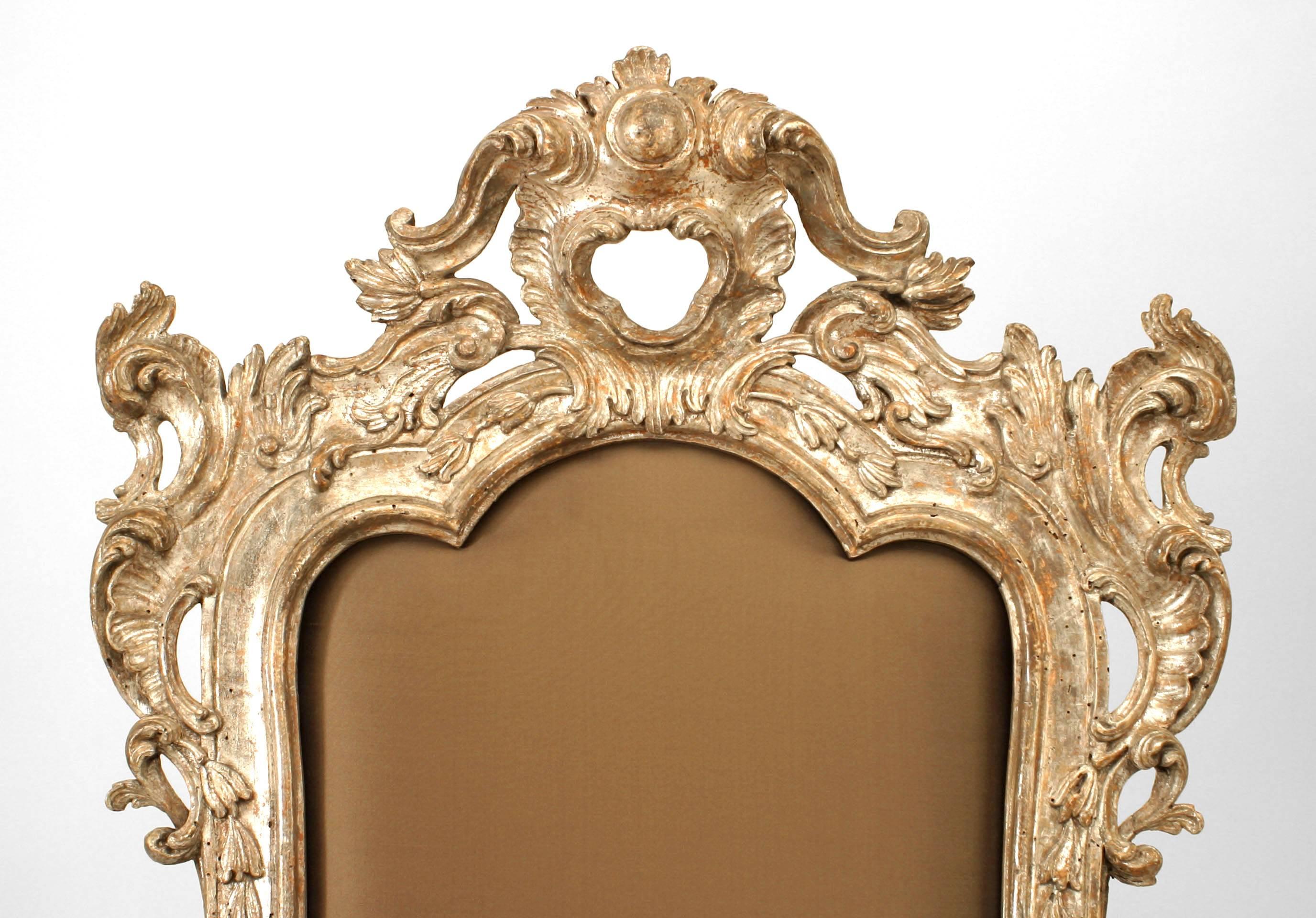 Legno Coppia di sedie da trono rococò italiane in argento dorato in vendita