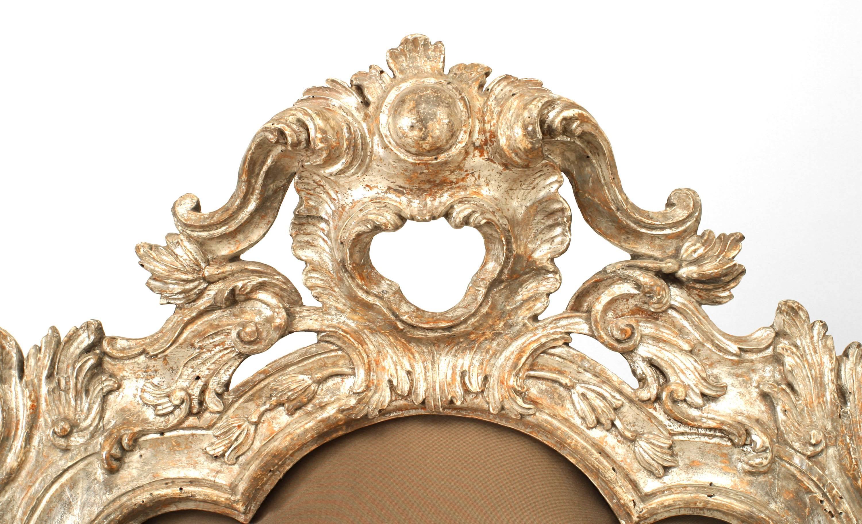 Coppia di sedie da trono rococò italiane in argento dorato in vendita 1