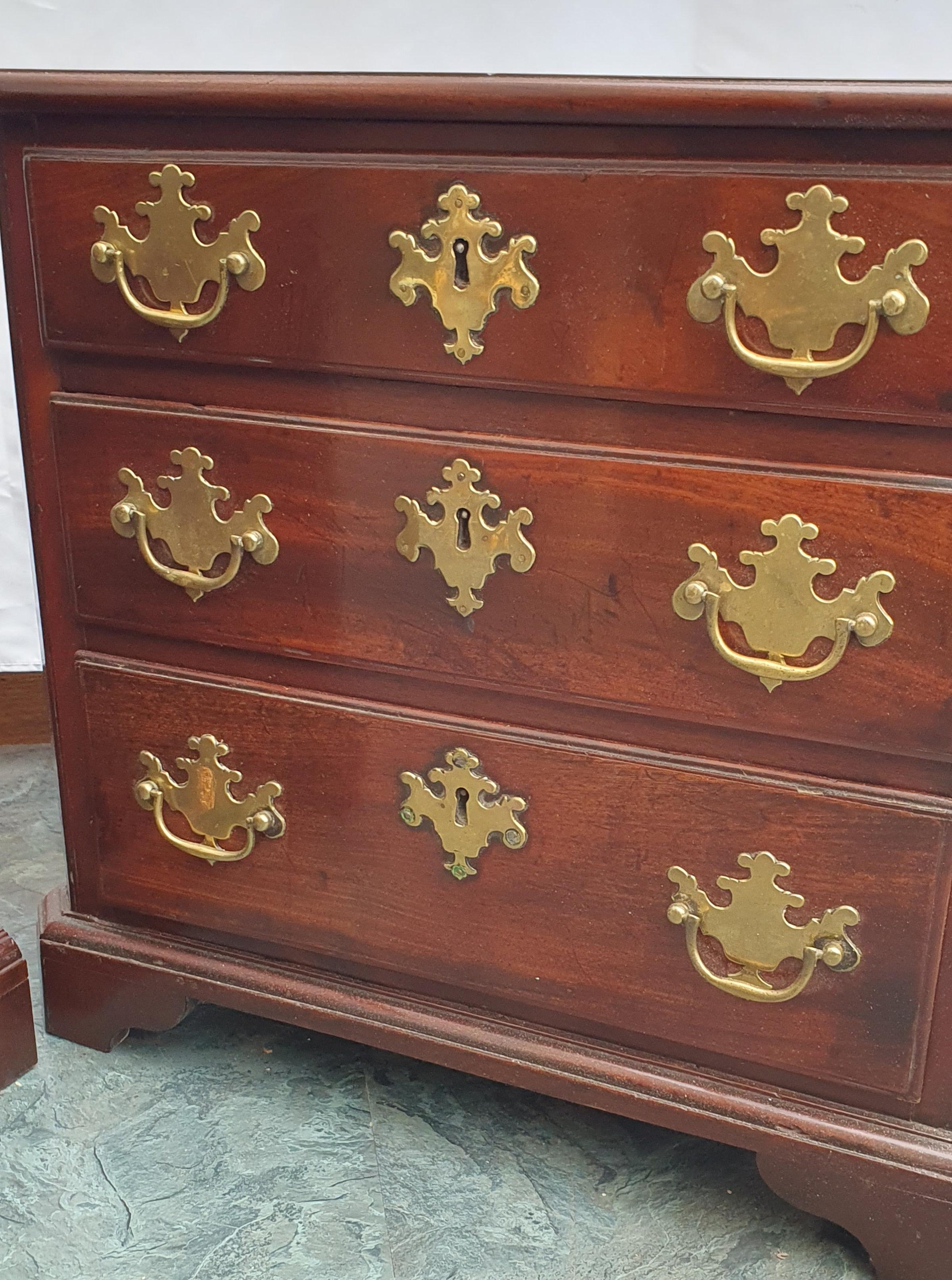 Pair of 18th C. Mahogany Chests In Good Condition For Sale In London, GB