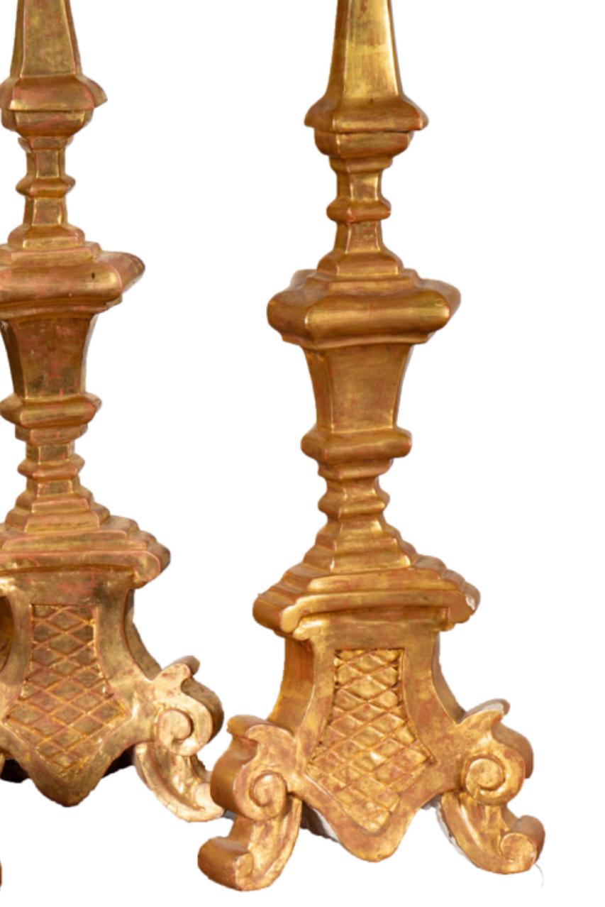 Coppia di candelieri a picchetto in legno dorato italiano del XVIII secolo 