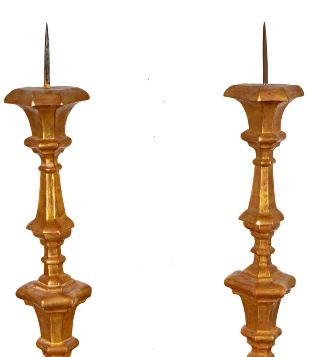 Rinascimento Coppia di candelieri a picchetto in legno dorato italiano del XVIII secolo in vendita