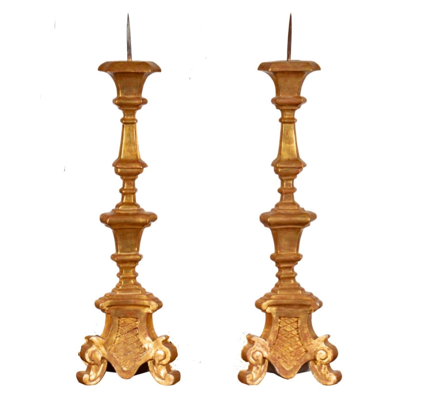 Coppia di candelieri a picchetto in legno dorato italiano del XVIII secolo In condizioni buone in vendita a LOS ANGELES, CA