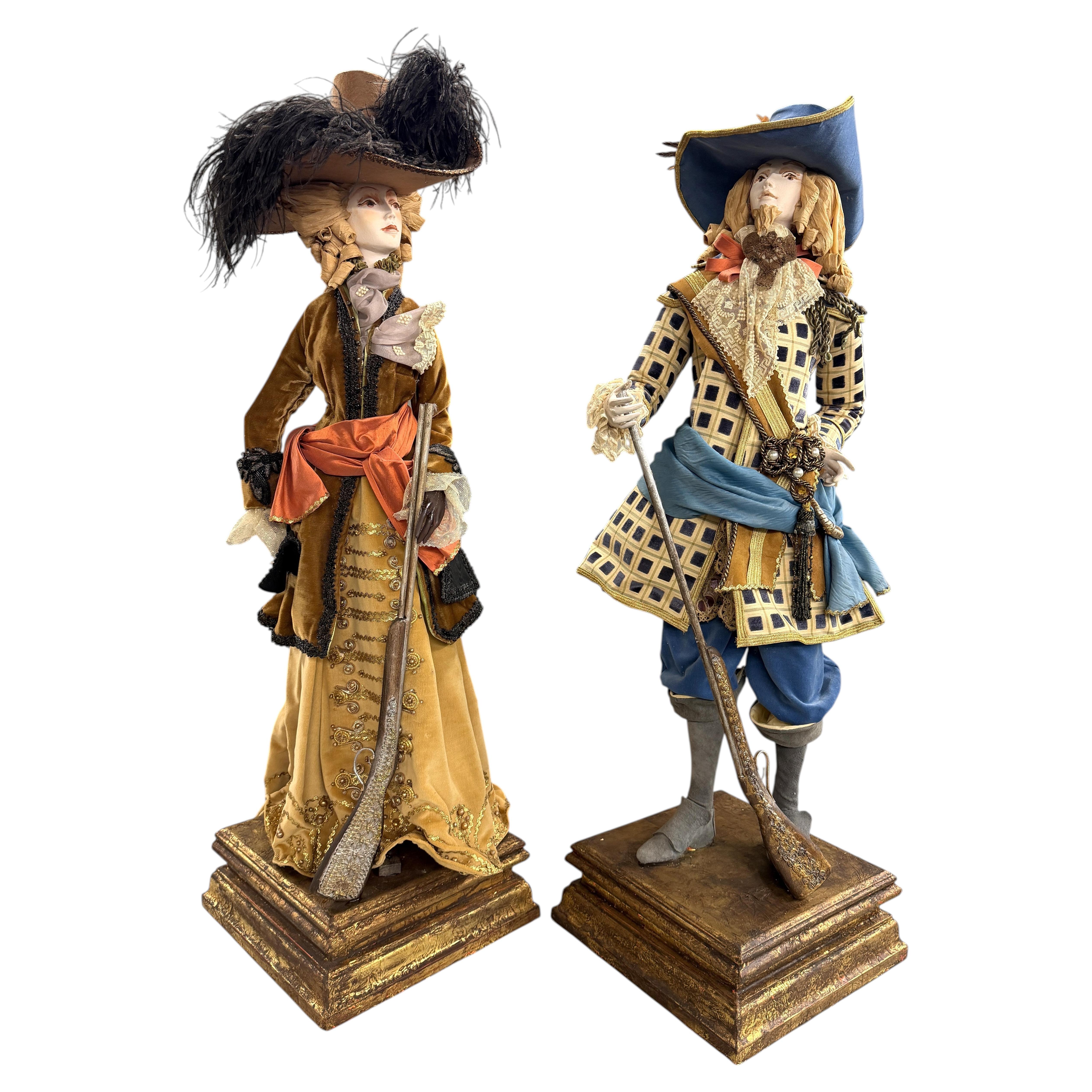 Paire de poupées de mode Pandora de style XVIIIe siècle, avec des vêtements d'inspiration historique