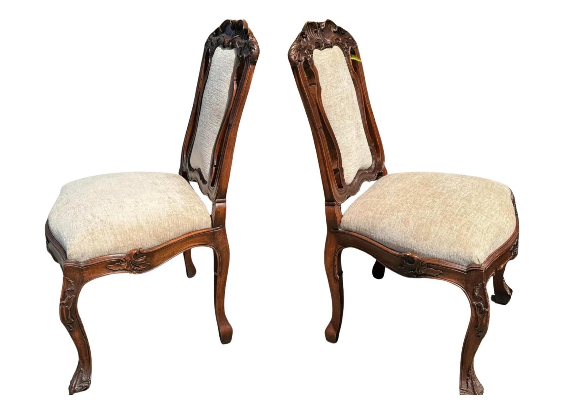 XXIe siècle et contemporain Paire de chaises de salle à manger portugaises de style C.I.C. par Randy Esada Designs en vente