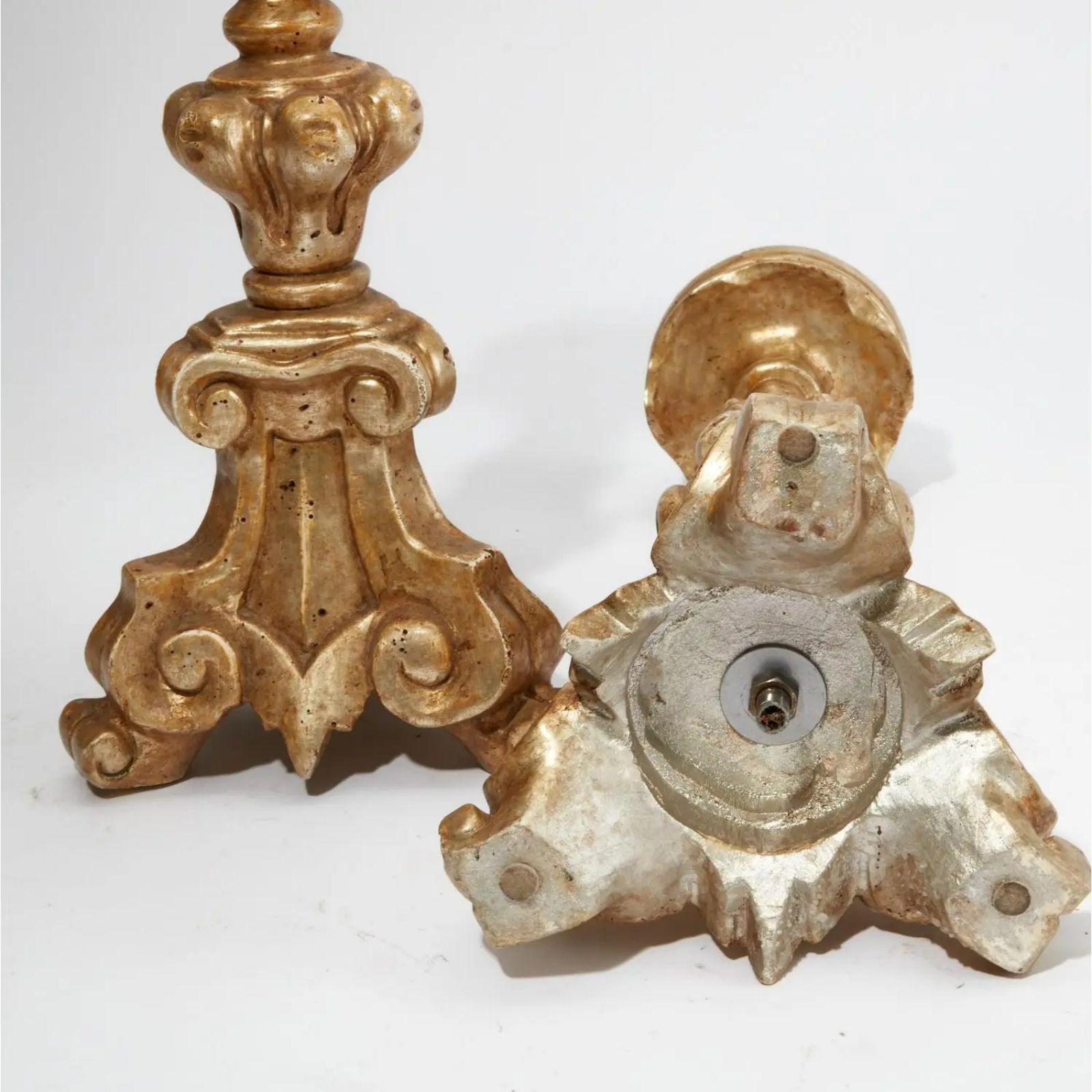 Paire de chandeliers italiens de style 18ème siècle en bois doré. Chaque pièce est signée Thomas Morgan et présente une véritable finition dorée à l'or blanc sur du bois sculpté à la main.

Informations complémentaires : 
Matériaux : Bois