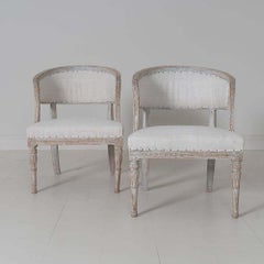 Paire de chaises Sulla suédoises du 18e C., d'époque gustavienne, avec peinture originale